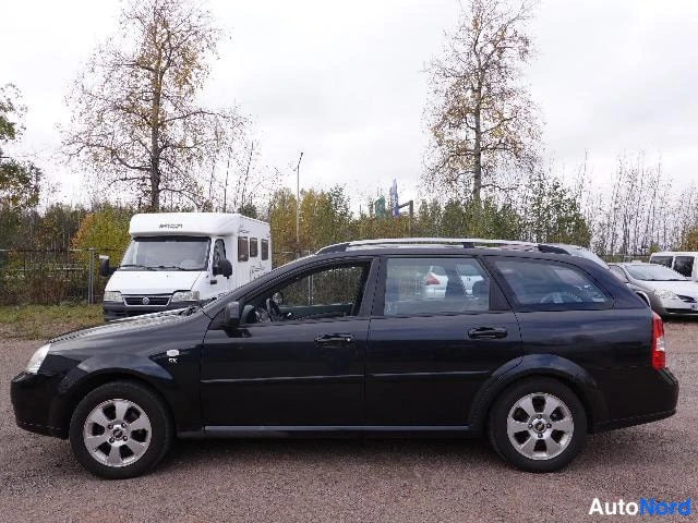 Musta Chevrolet Nubira 2010, etuviisto, keula vasemmalle, kuva 4