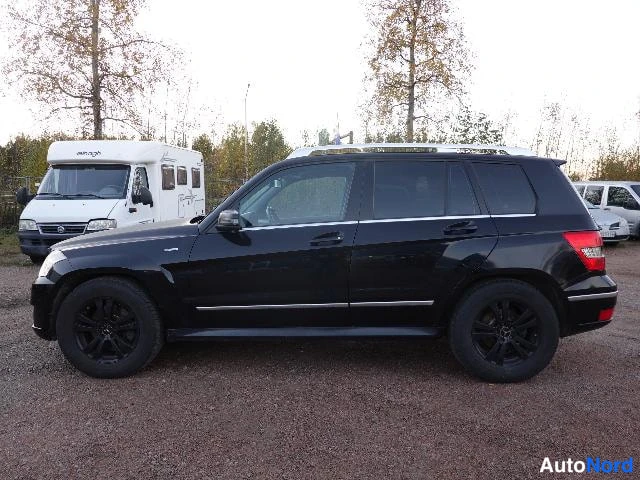 Vihreä Mercedes-Benz GLK 2010, etuviisto, keula vasemmalle, kuva 2