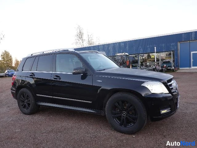 Vihreä Mercedes-Benz GLK 2010, etuviisto, keula oikealle, kuva 7