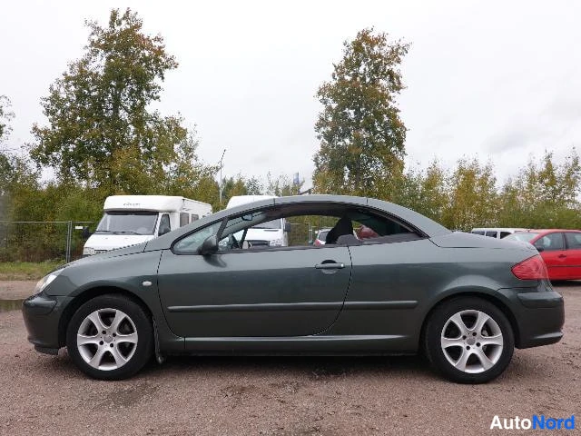Vihreä Peugeot 307 2004, etuviisto, keula vasemmalle, kuva 3
