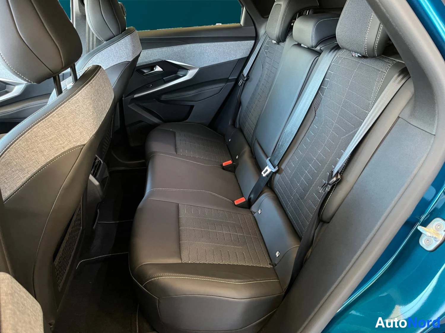 Sininen Peugeot E-3008 2026, kuva 13