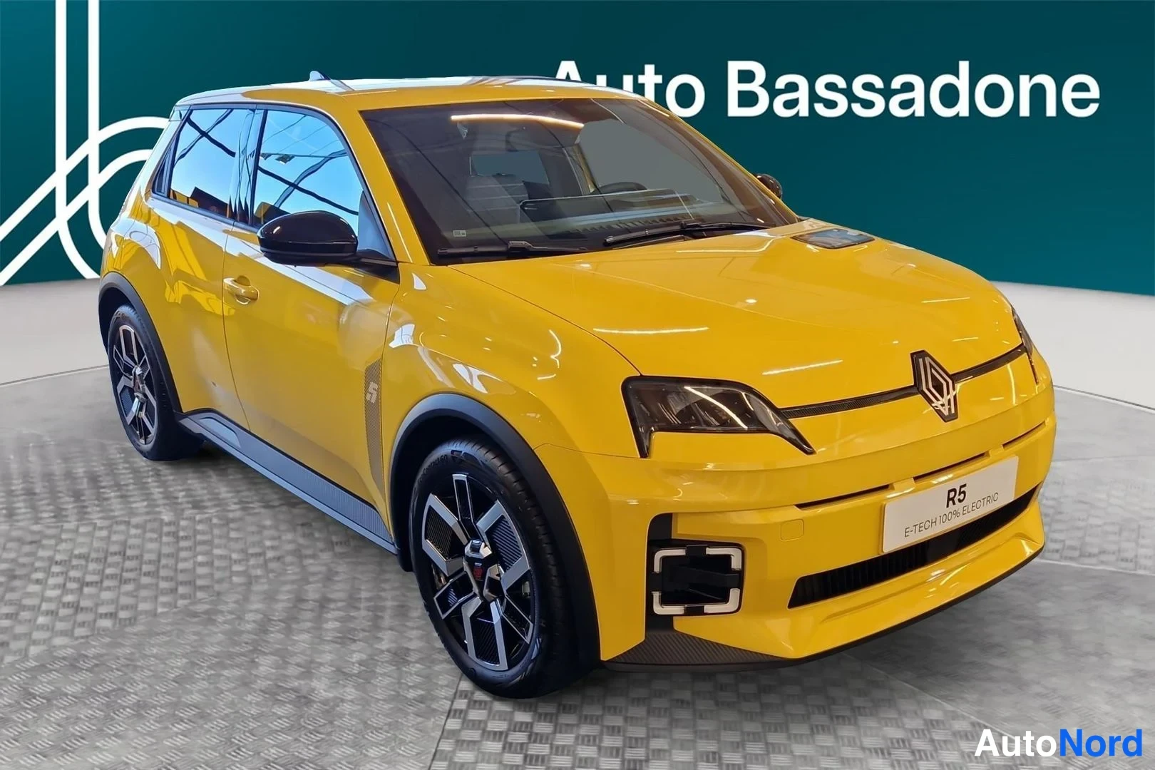 Keltainen Renault 5 E-Tech electric 2026, etuviisto, keula oikealle, kuva 2