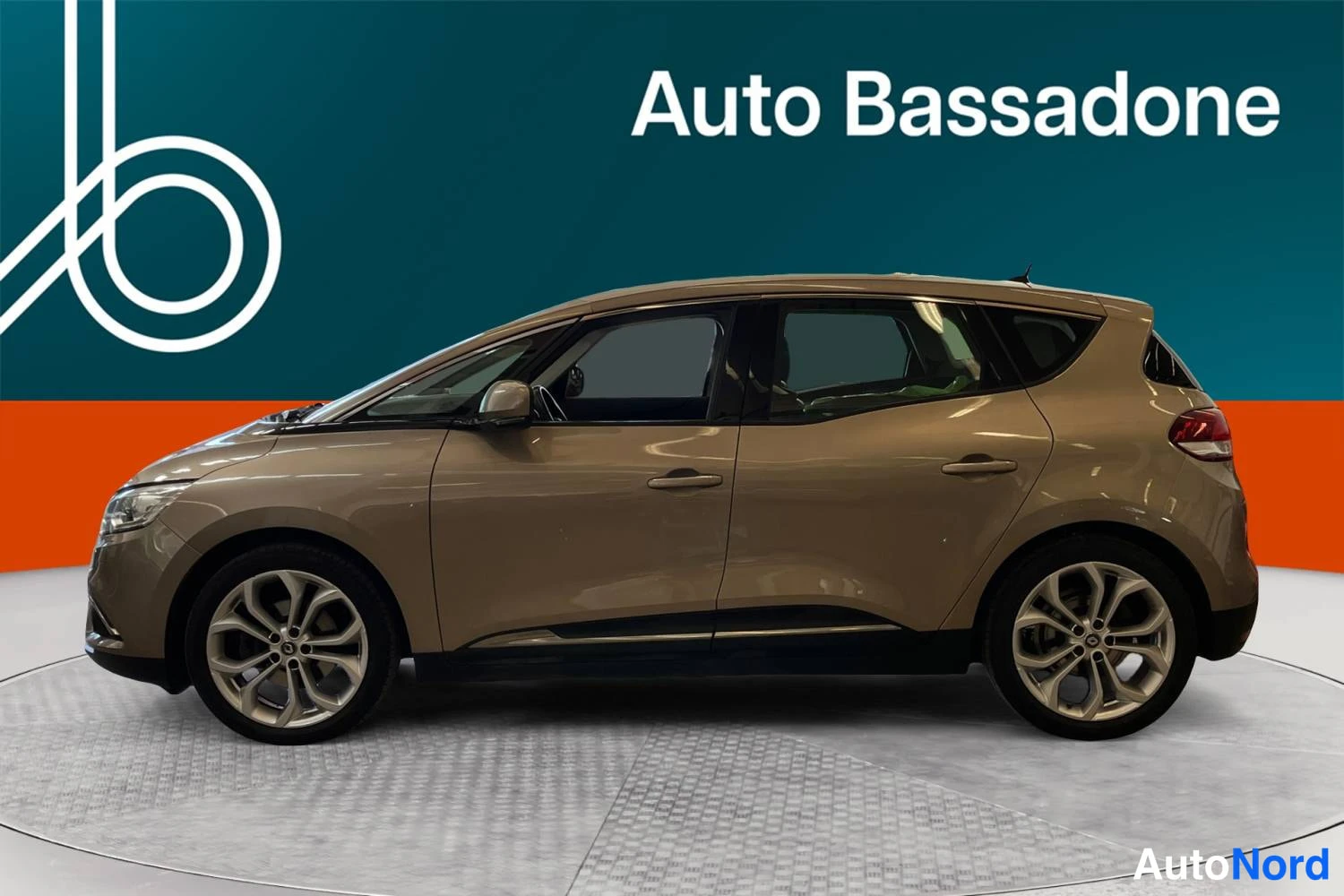 Beige Renault Scenic 2019, sivulta, kuva 5
