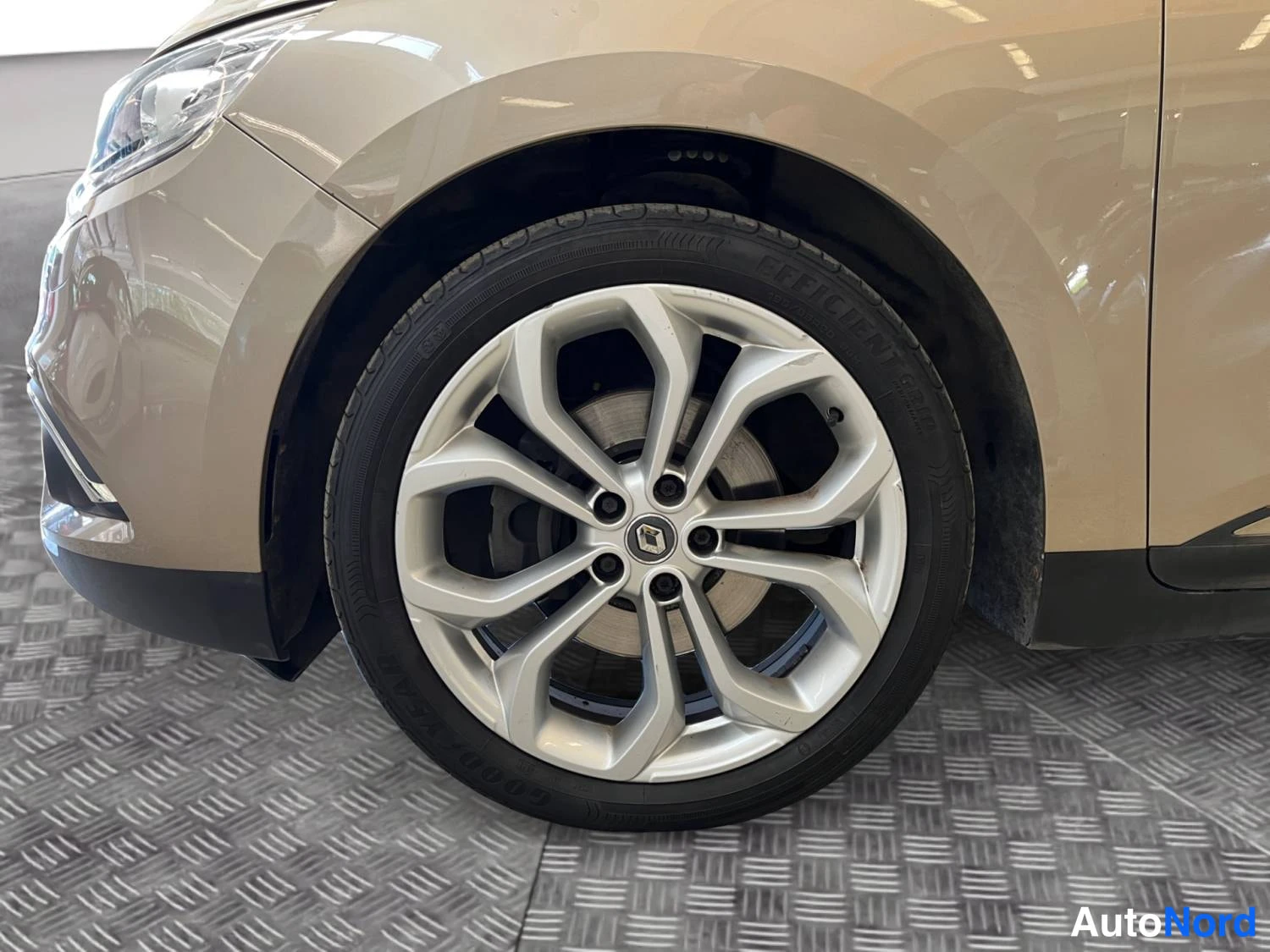 Beige Renault Scenic 2019, edestä, kuva 4