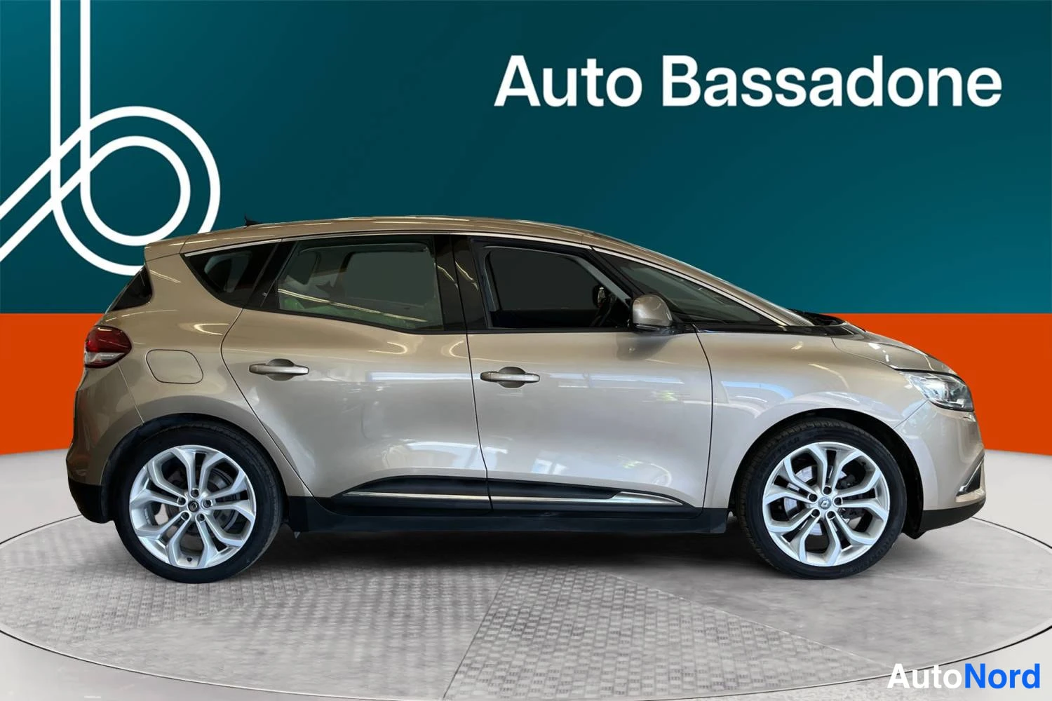 Beige Renault Scenic 2019, sivulta, kuva 6