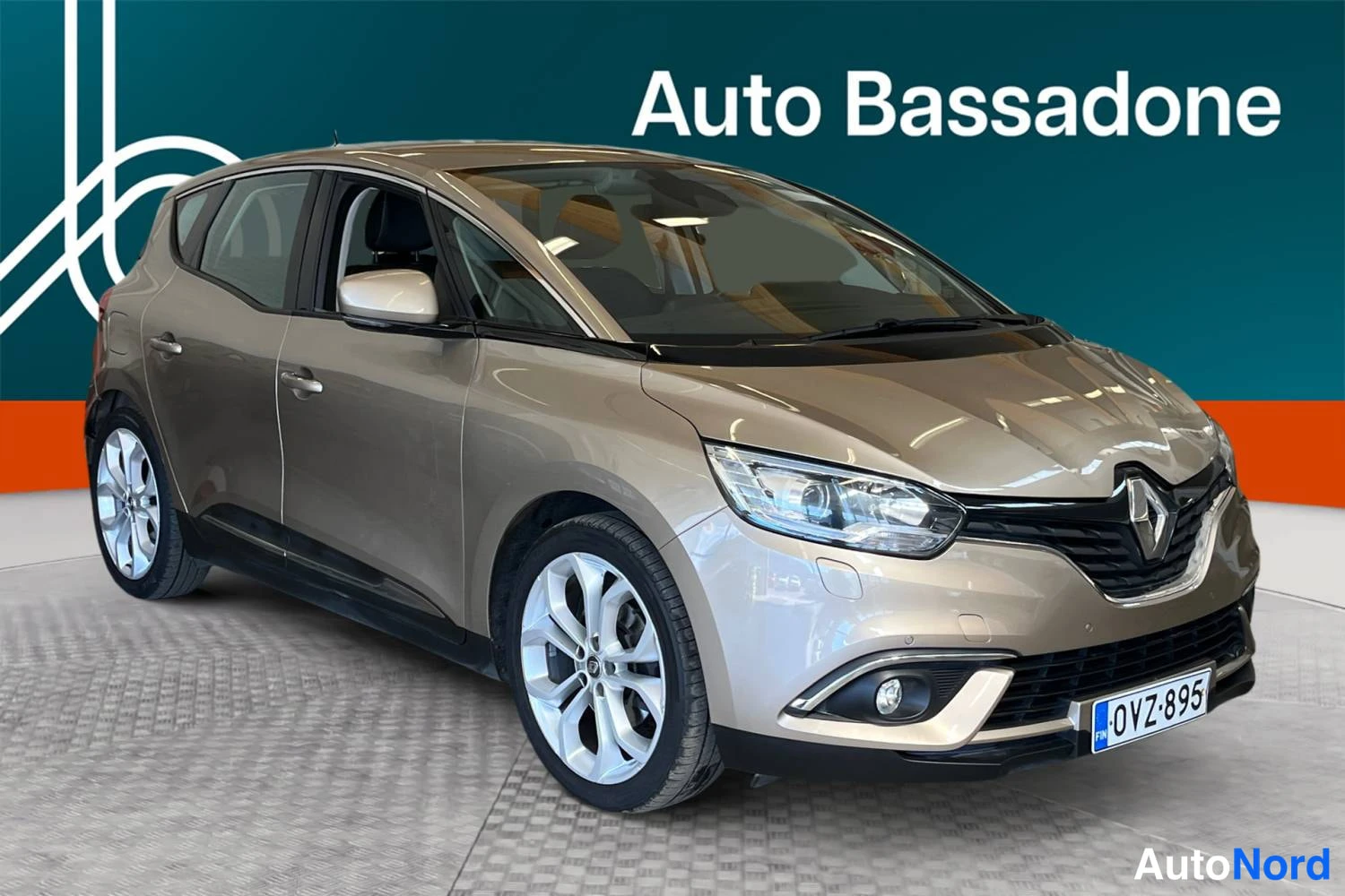 Beige Renault Scenic 2019, etuviisto, keula oikealle, kuva 2