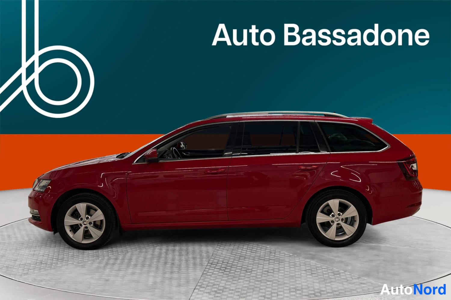 Punainen Skoda Octavia 2019, sivulta, kuva 7