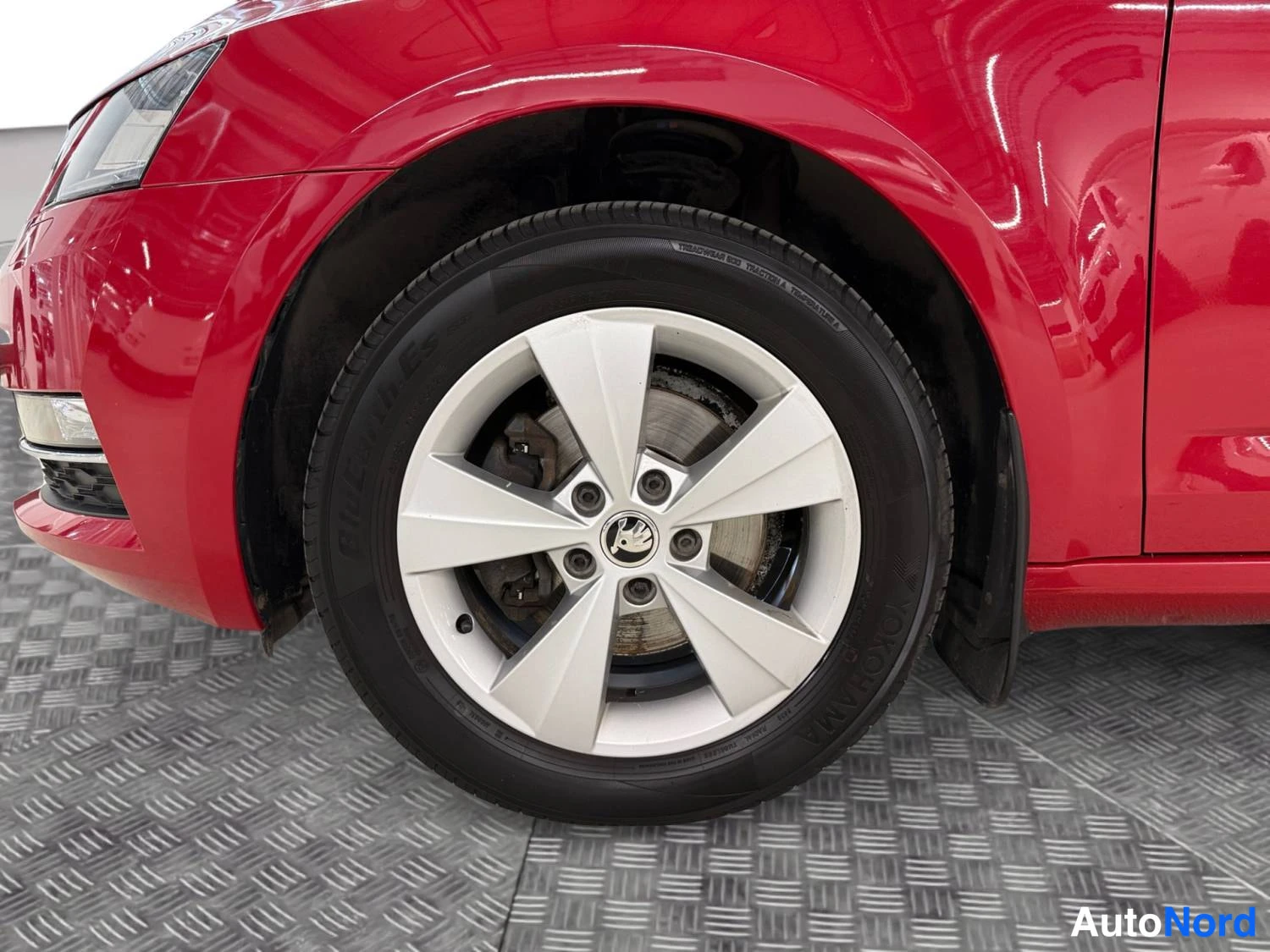 Punainen Skoda Octavia 2019, etuviisto, keula vasemmalle, kuva 2