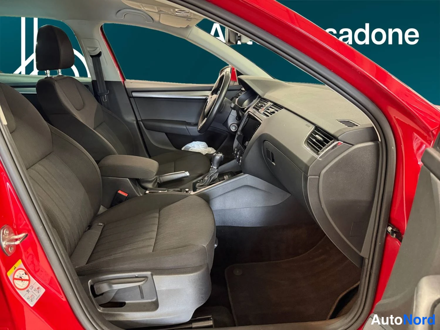 Punainen Skoda Octavia 2019, takaa, kuva 11