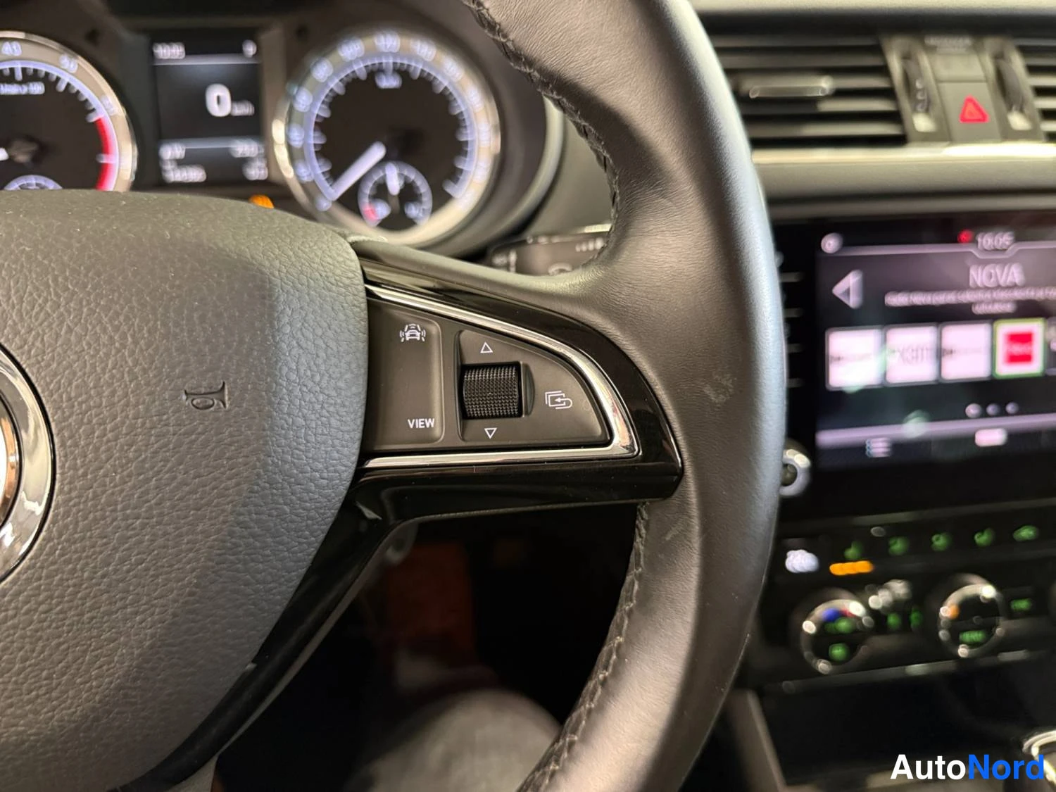 Punainen Skoda Octavia 2019, kuva 16