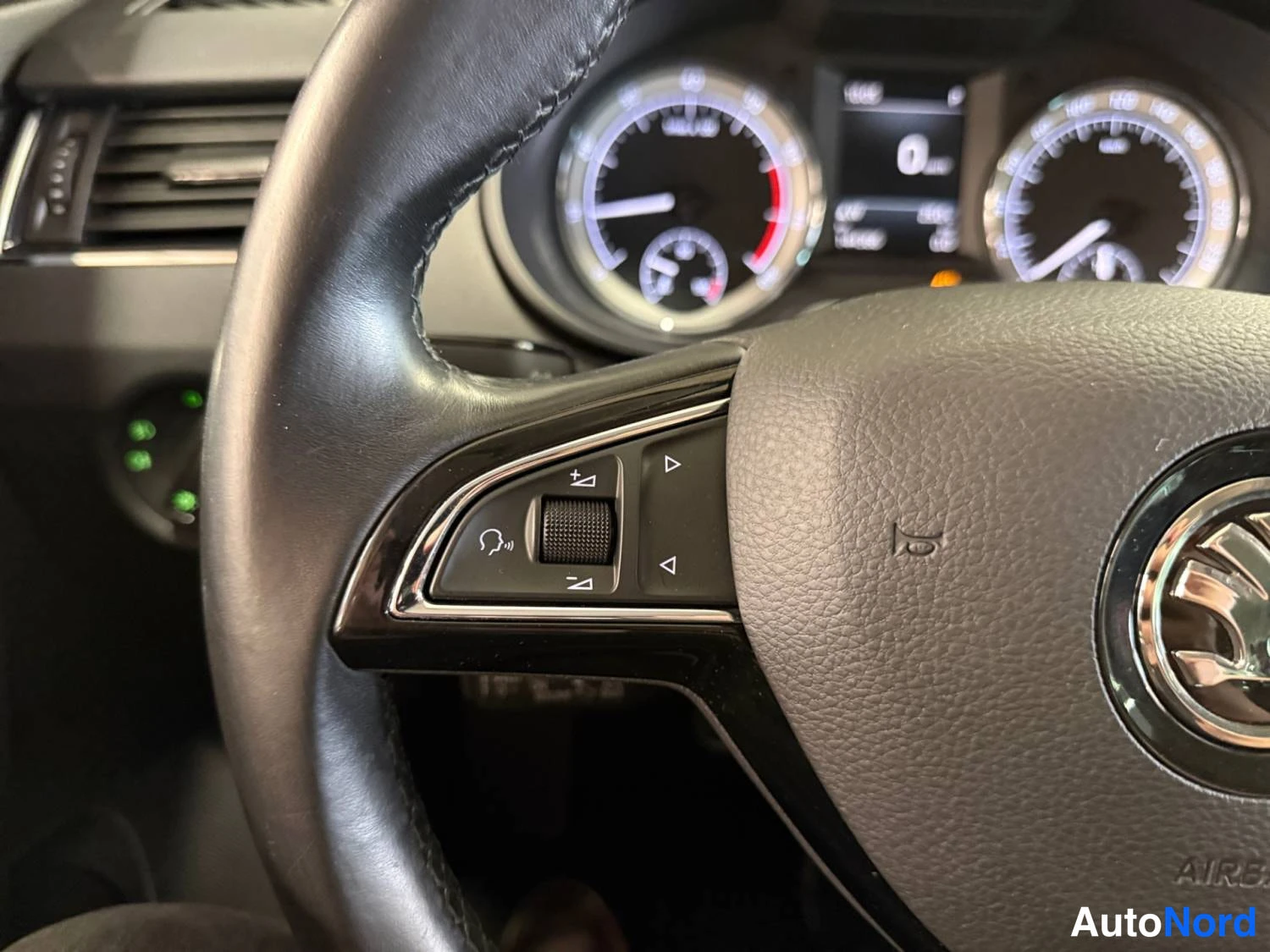 Punainen Skoda Octavia 2019, kuva 17