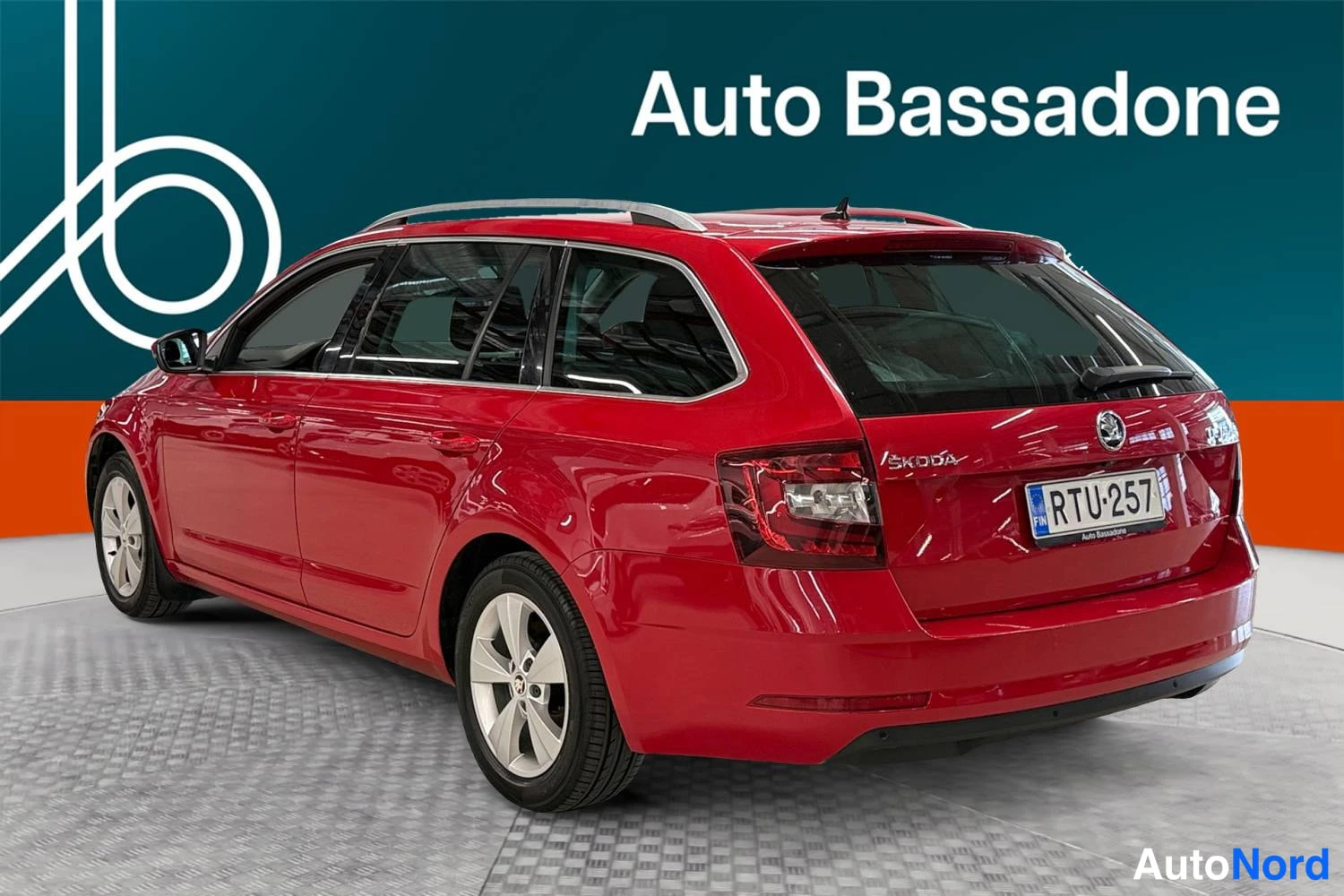 Punainen Skoda Octavia 2019, takaviisto, kuva 8