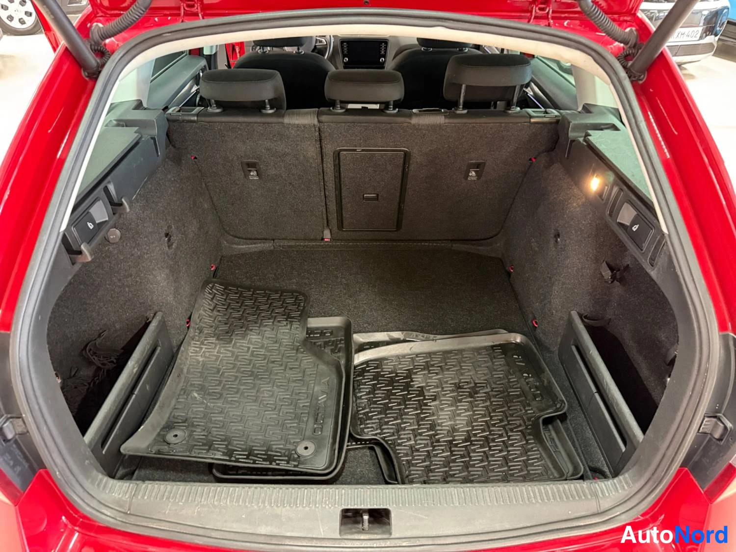 Punainen Skoda Octavia 2019, kuva 23