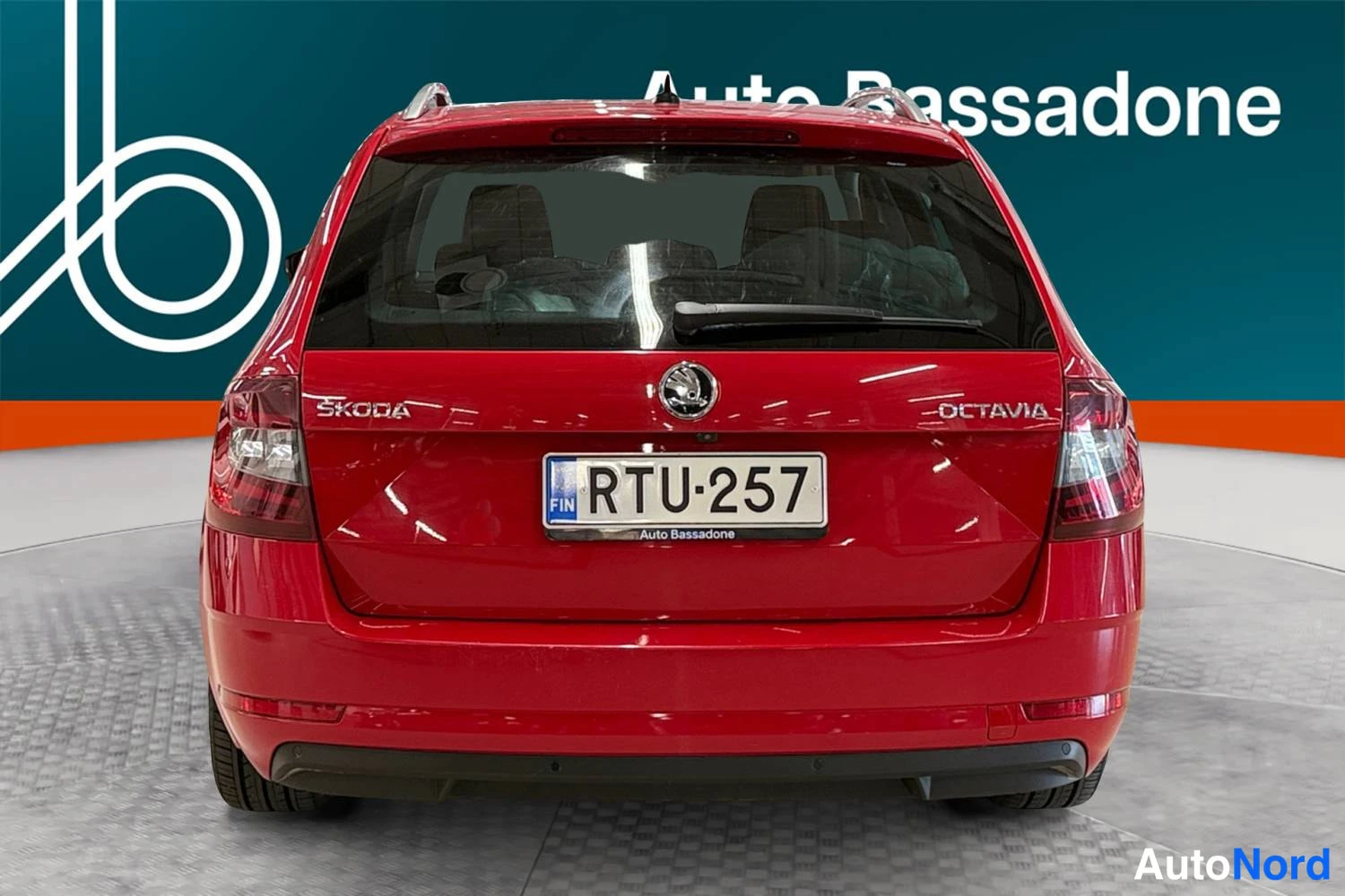 Punainen Skoda Octavia 2019, takaa, kuva 10