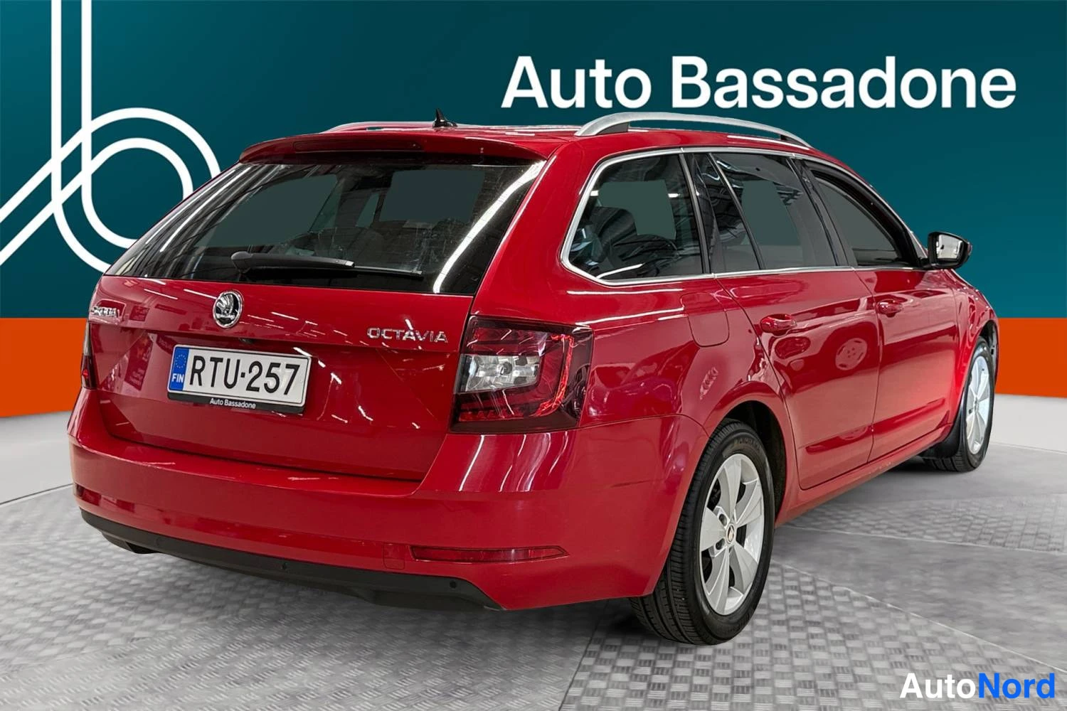 Punainen Skoda Octavia 2019, takaviisto, kuva 9