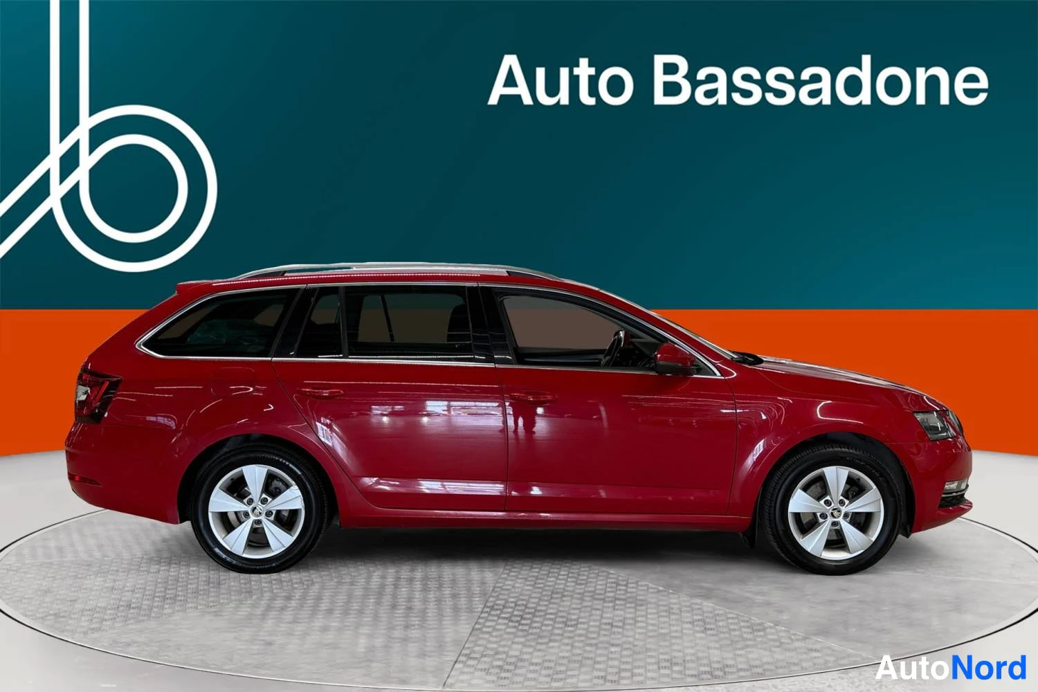 Punainen Skoda Octavia 2019, etuviisto, keula oikealle, kuva 3