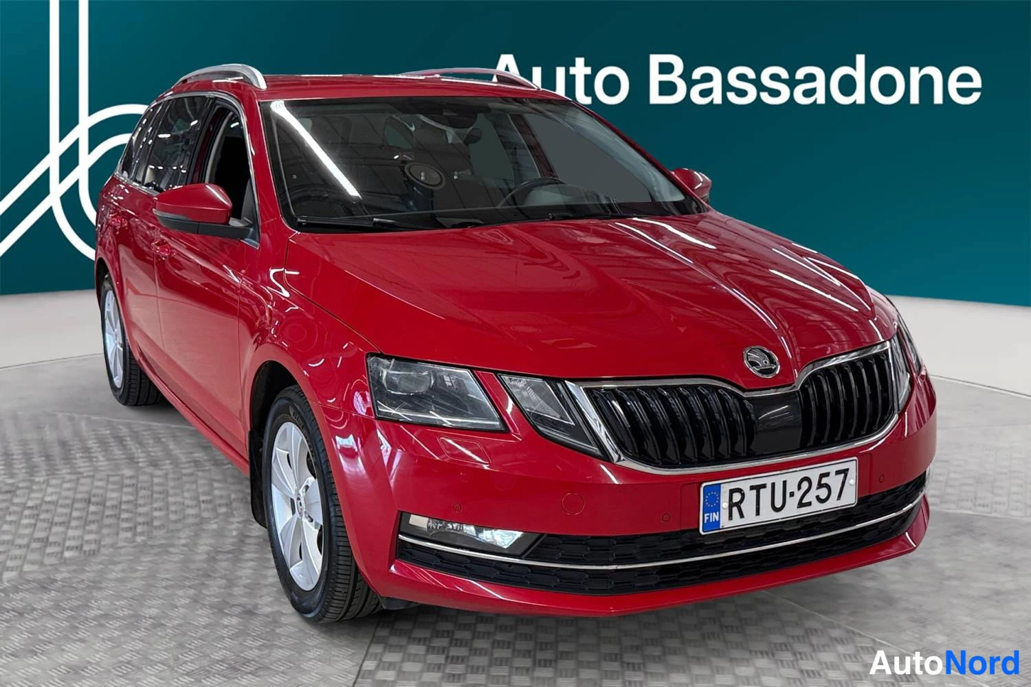 Punainen Skoda Octavia 2019, etuviisto, keula oikealle, kuva 4