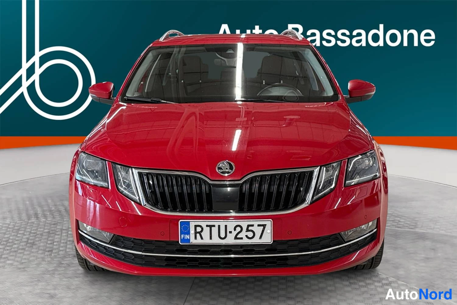 Punainen Skoda Octavia 2019, edestä, kuva 5