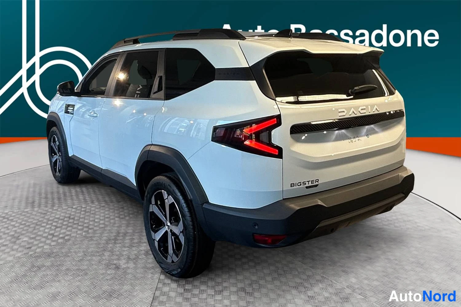Beige Dacia Bigster 2025, rear three-quarter, photo 6