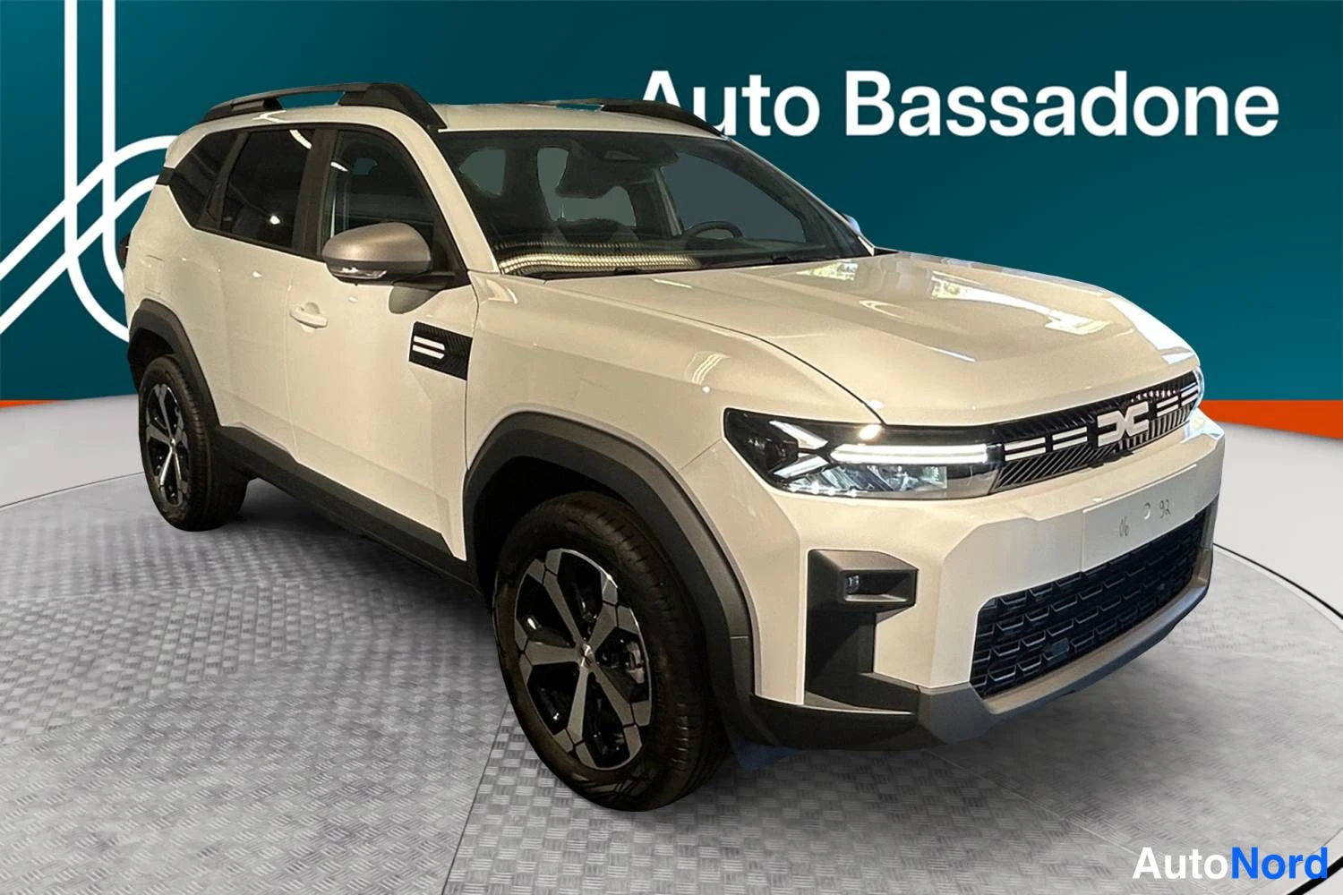 Beige Dacia Bigster 2025, front three-quarter, nose to the right, photo 3