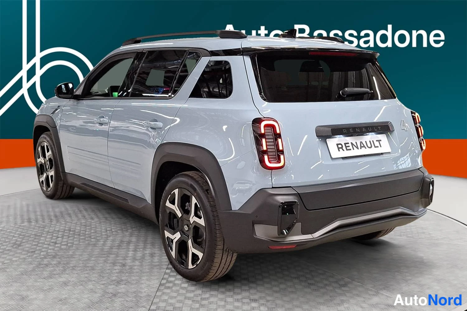 Sininen Renault 4 E-Tech electric 2026, takaviisto, kuva 3