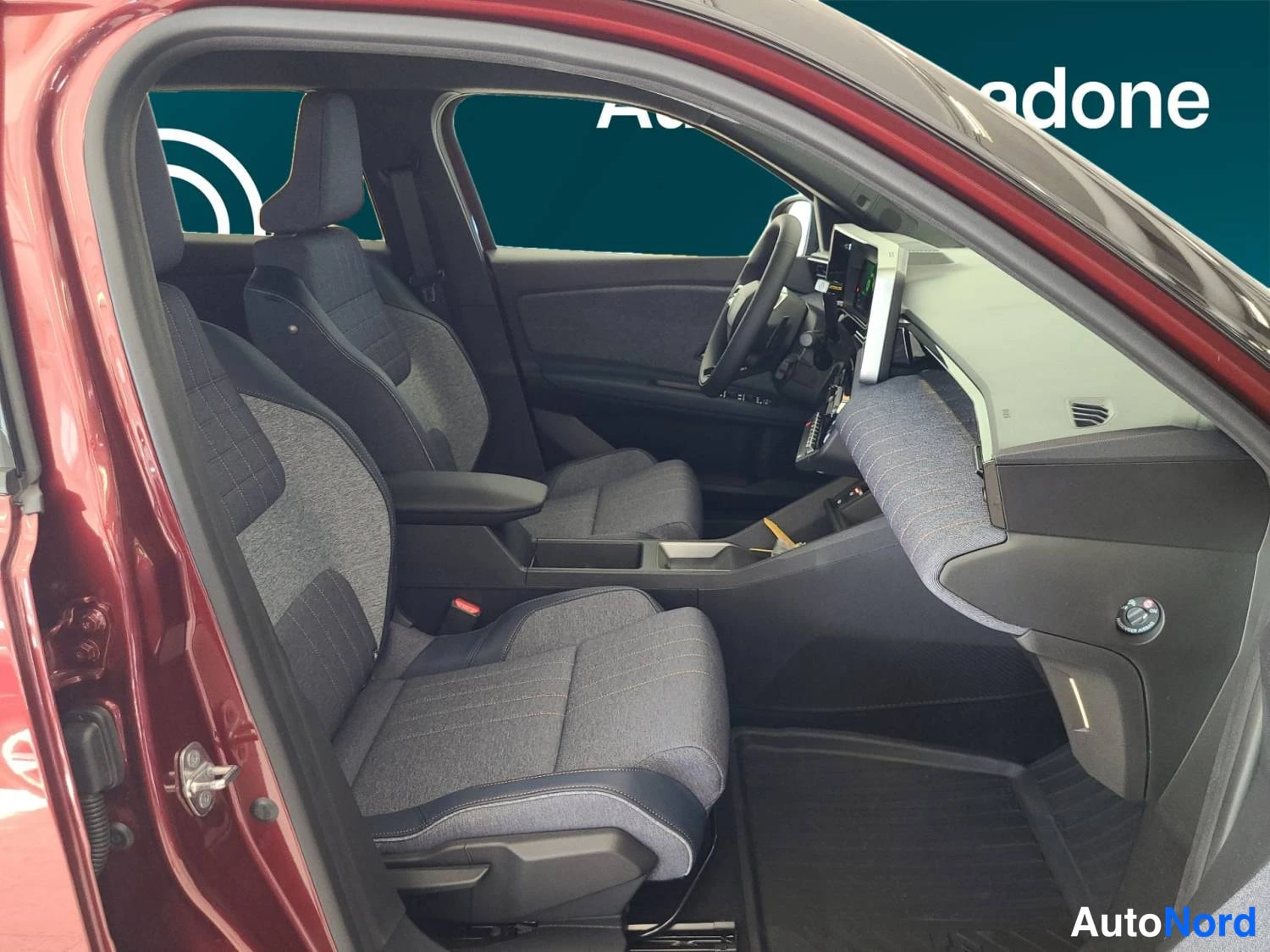 Punainen Renault 4 E-Tech electric 2026, kuva 11