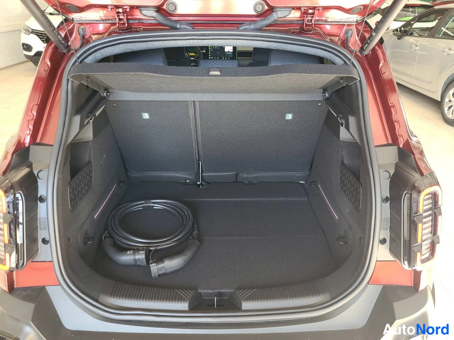 Punainen Renault 4 E-Tech electric 2026, kuva 12