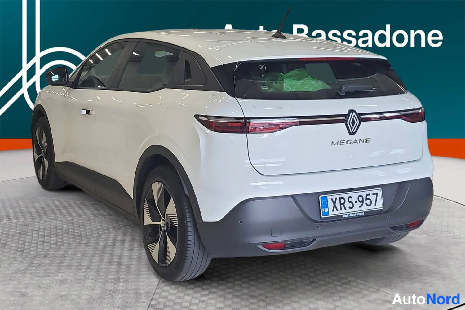 Valkoinen Renault Megane E-Tech electric 2024, takaviisto, kuva 7