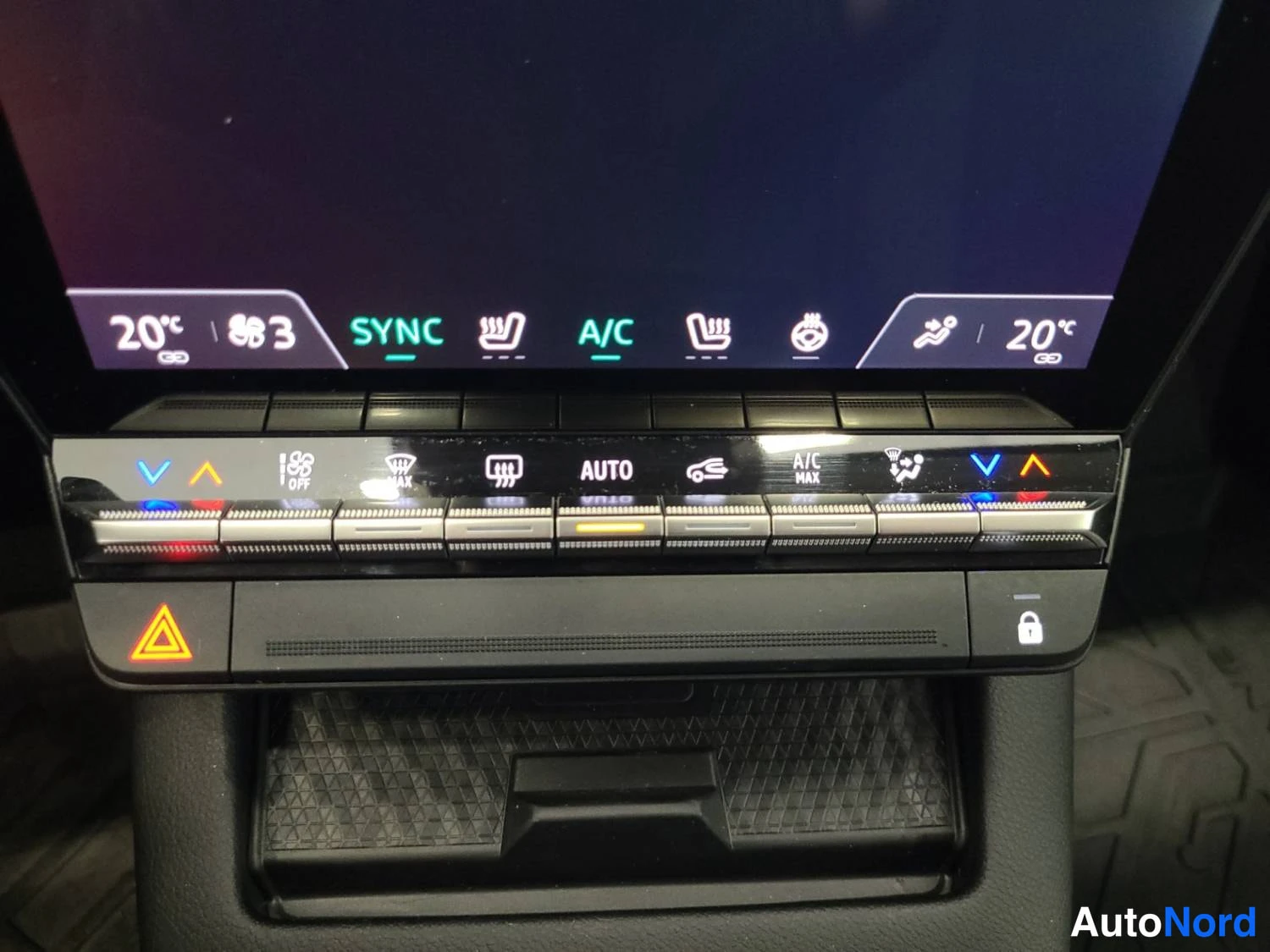 Valkoinen Renault Megane E-Tech electric 2024, kuva 20