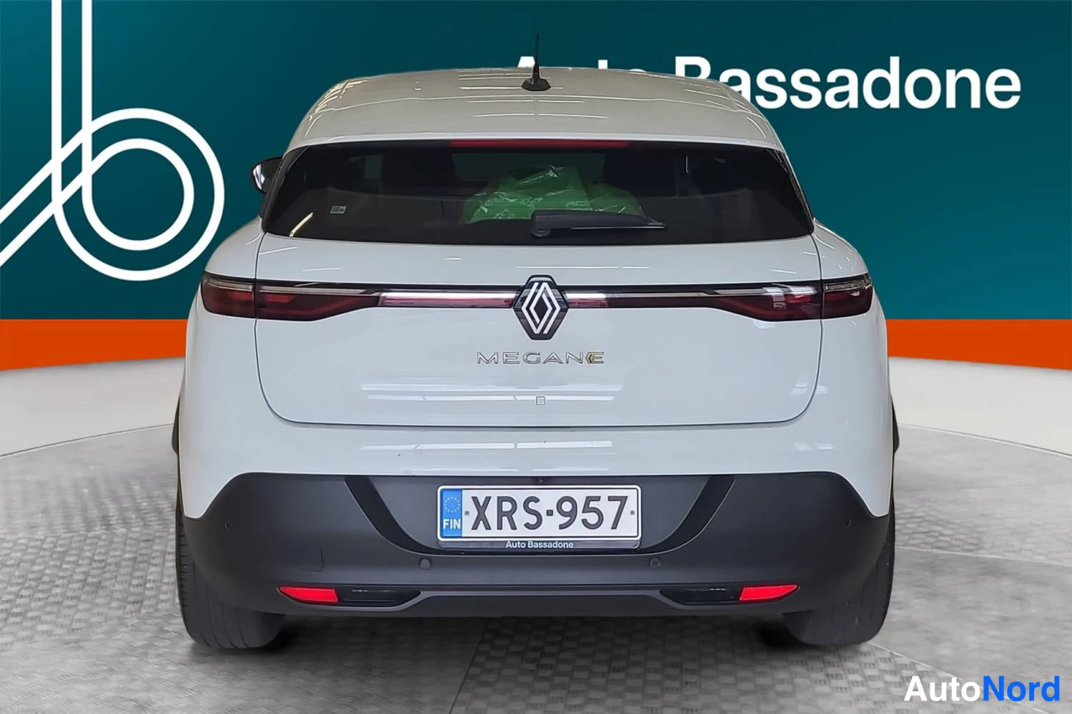 Valkoinen Renault Megane E-Tech electric 2024, takaa, kuva 8