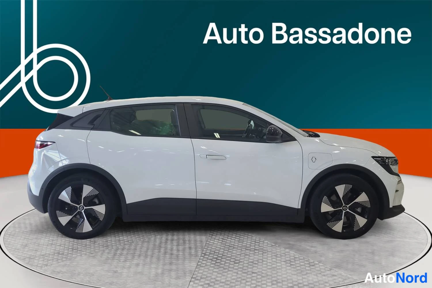 Valkoinen Renault Megane E-Tech electric 2024, etuviisto, keula oikealle, kuva 2