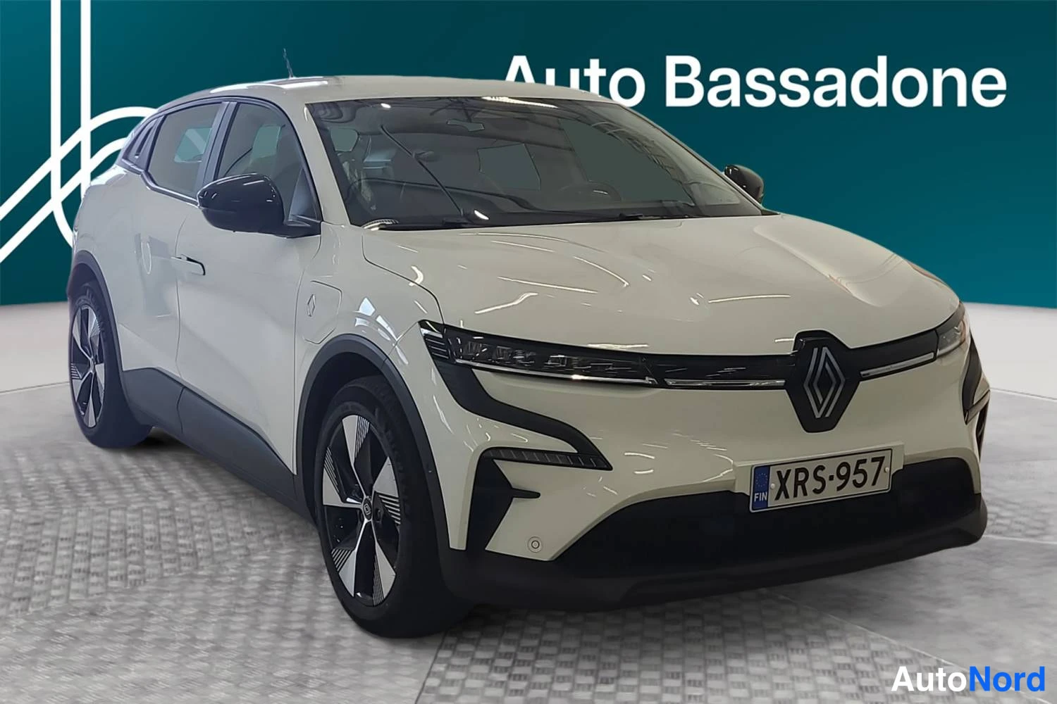 Valkoinen Renault Megane E-Tech electric 2024, etuviisto, keula oikealle, kuva 3