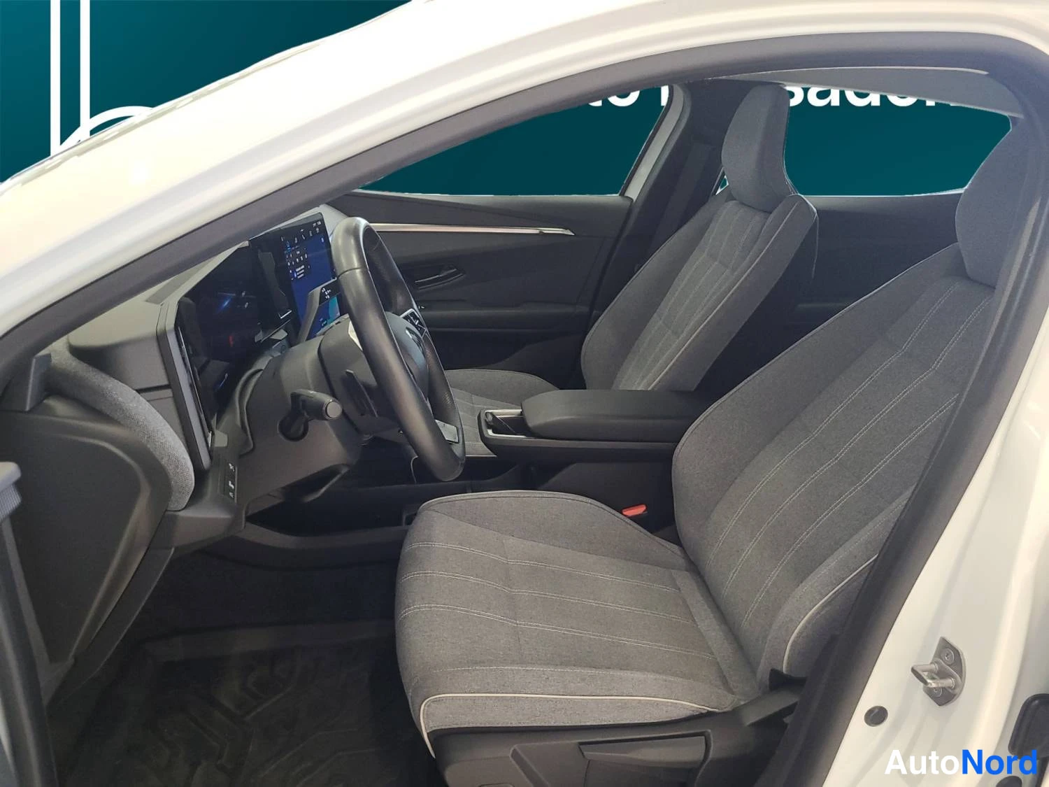 Valkoinen Renault Megane E-Tech electric 2024, kuva 9