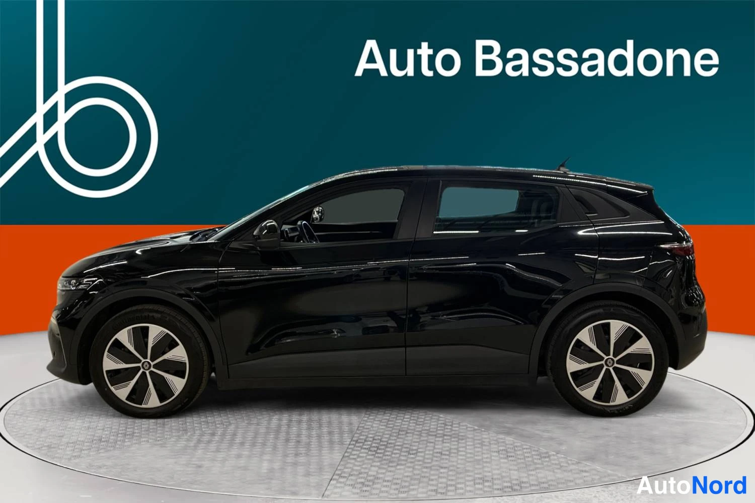 Musta Renault Megane E-Tech electric 2023, sivulta, kuva 4