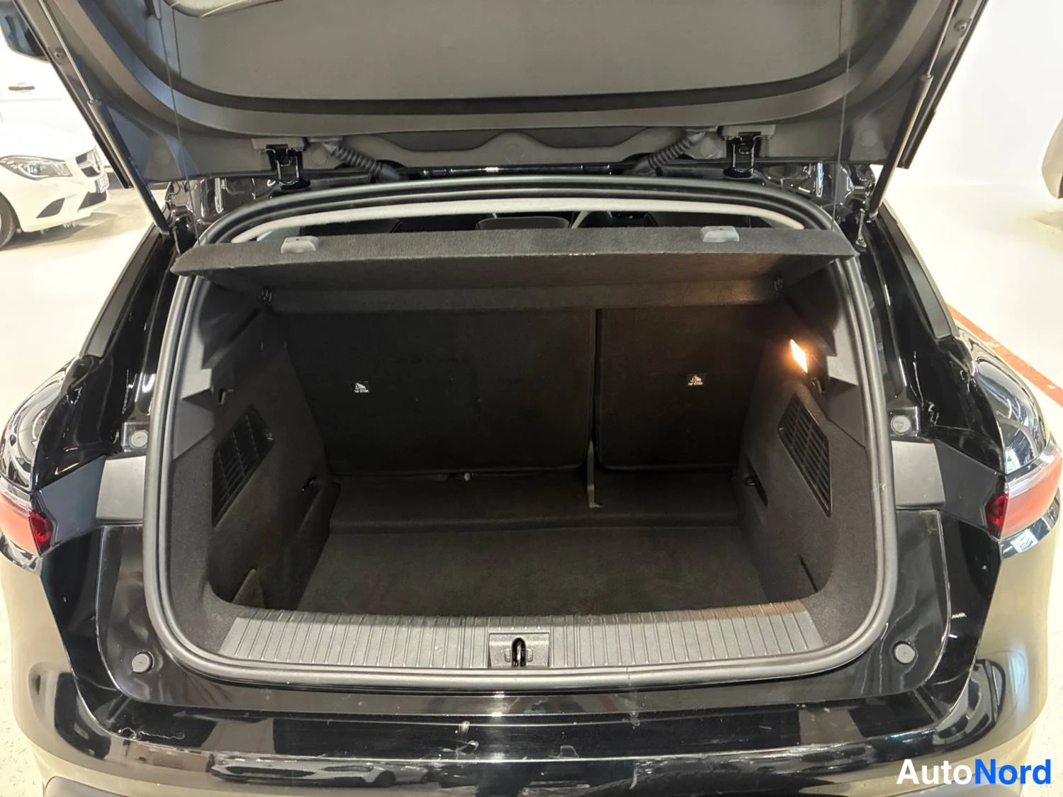 Musta Renault Megane E-Tech electric 2023, takaa, kuva 9