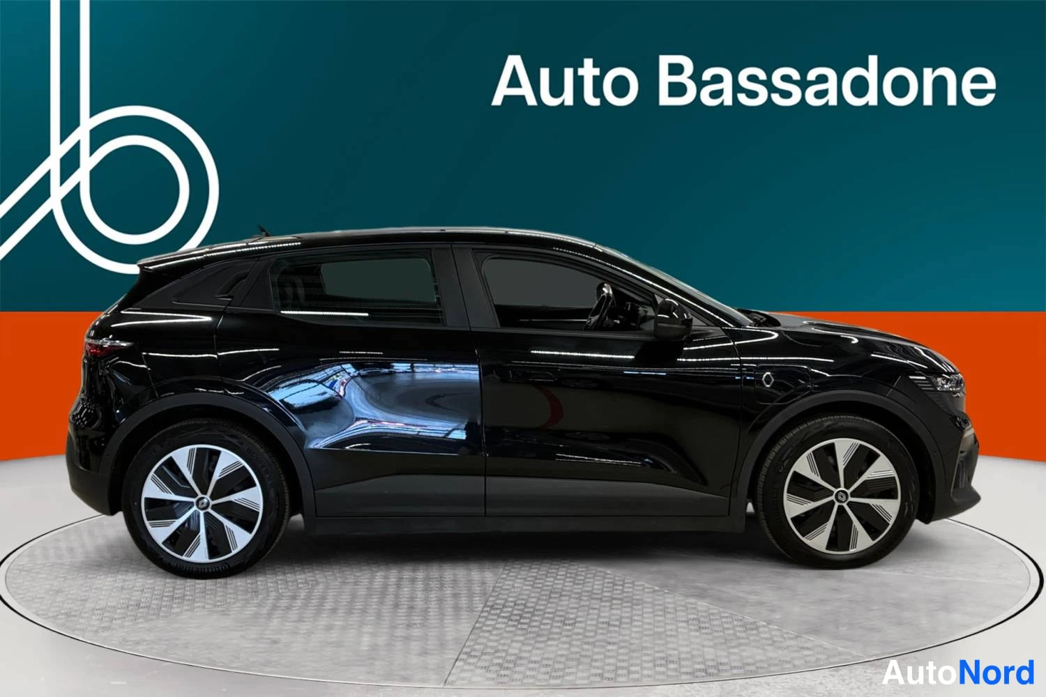 Musta Renault Megane E-Tech electric 2023, sivulta, kuva 5