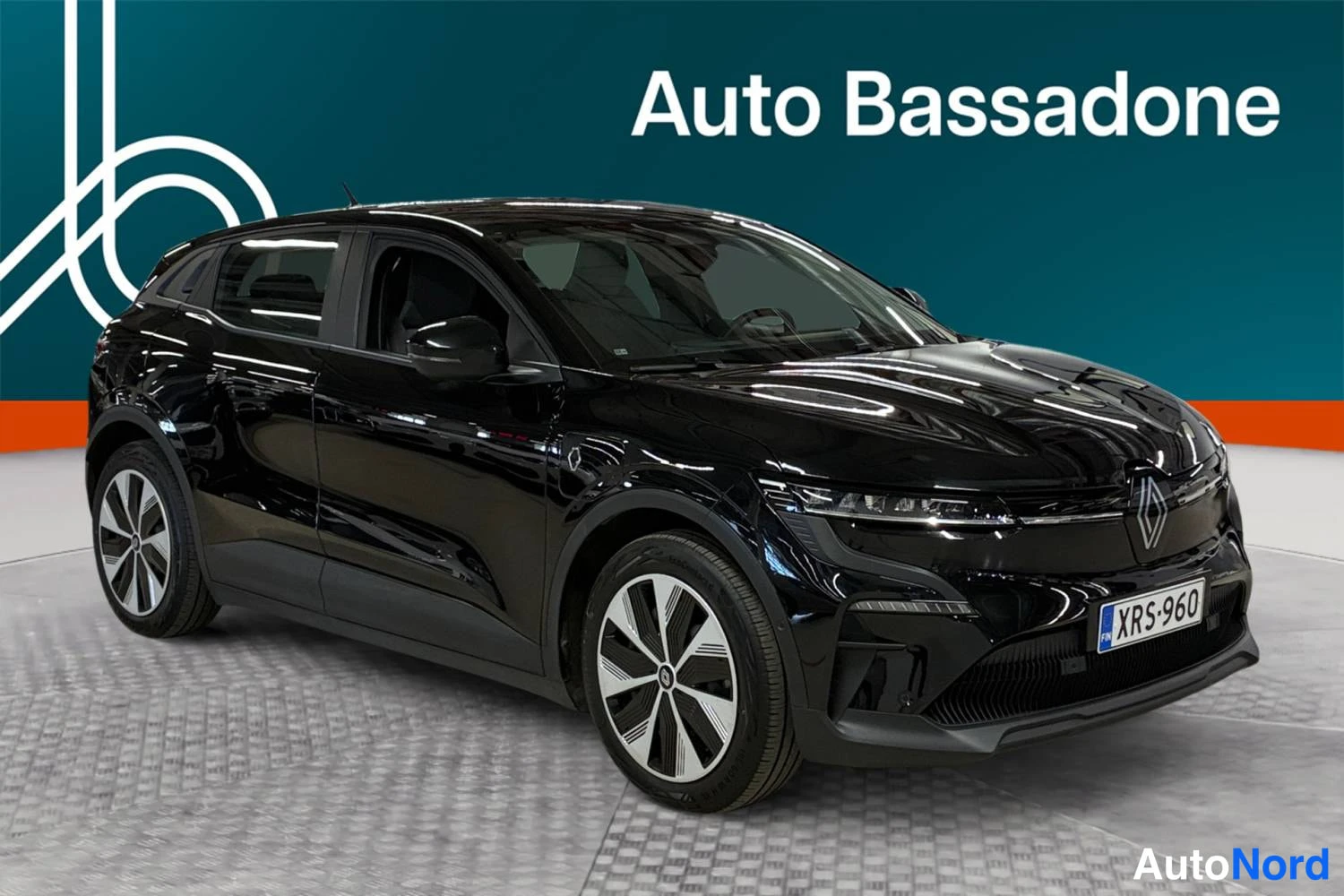 Musta Renault Megane E-Tech electric 2023, etuviisto, keula oikealle, kuva 2