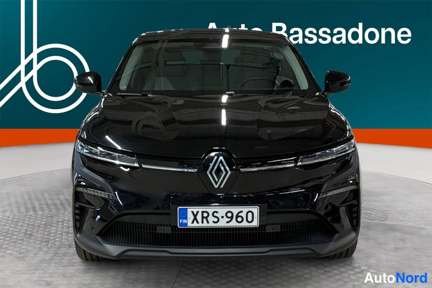 Musta Renault Megane E-Tech electric 2023, edestä, kuva 3