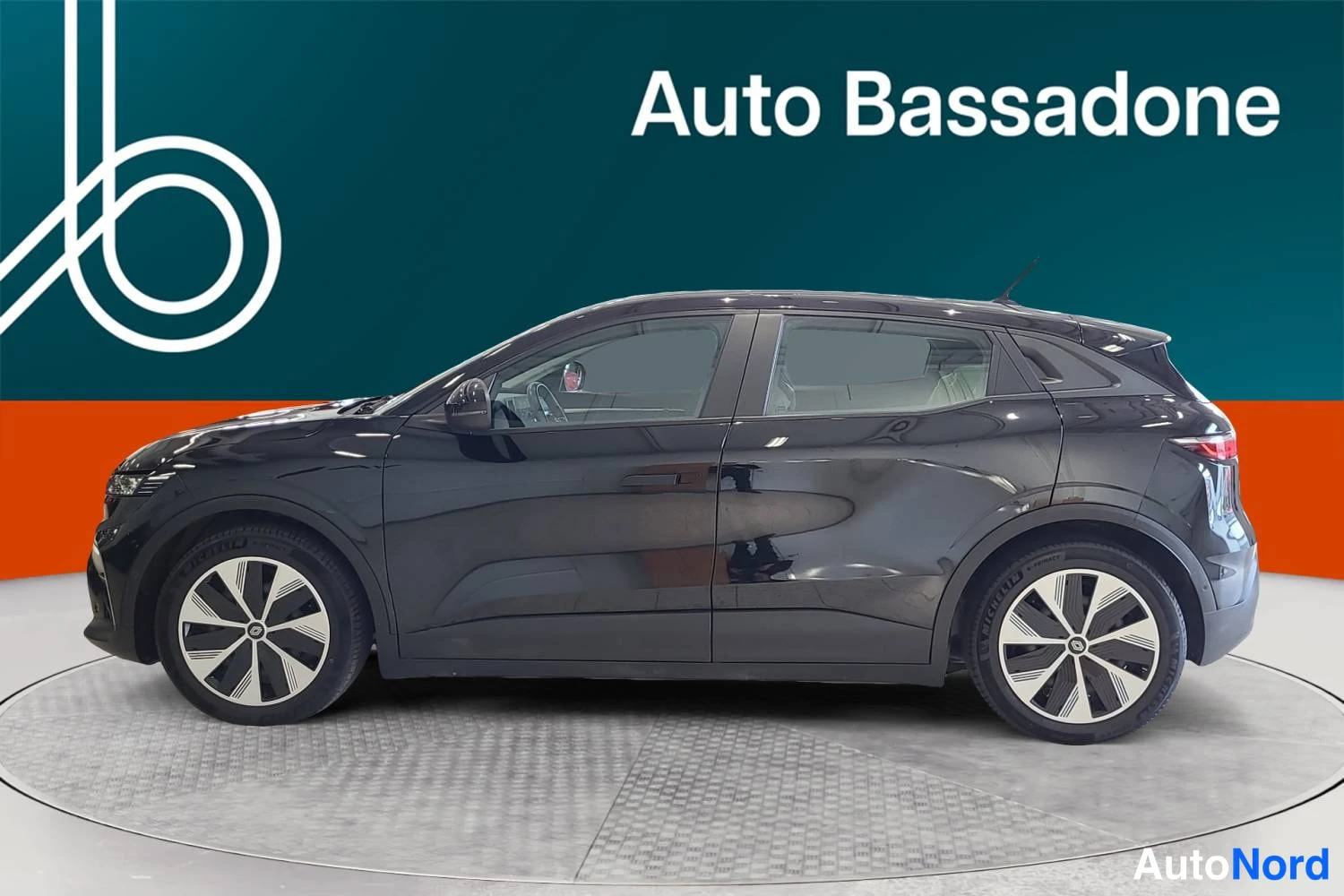 Musta Renault Megane E-Tech electric 2023, sivulta, kuva 4