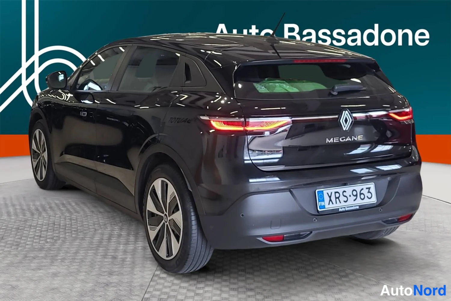 Musta Renault Megane E-Tech electric 2023, takaviisto, kuva 6