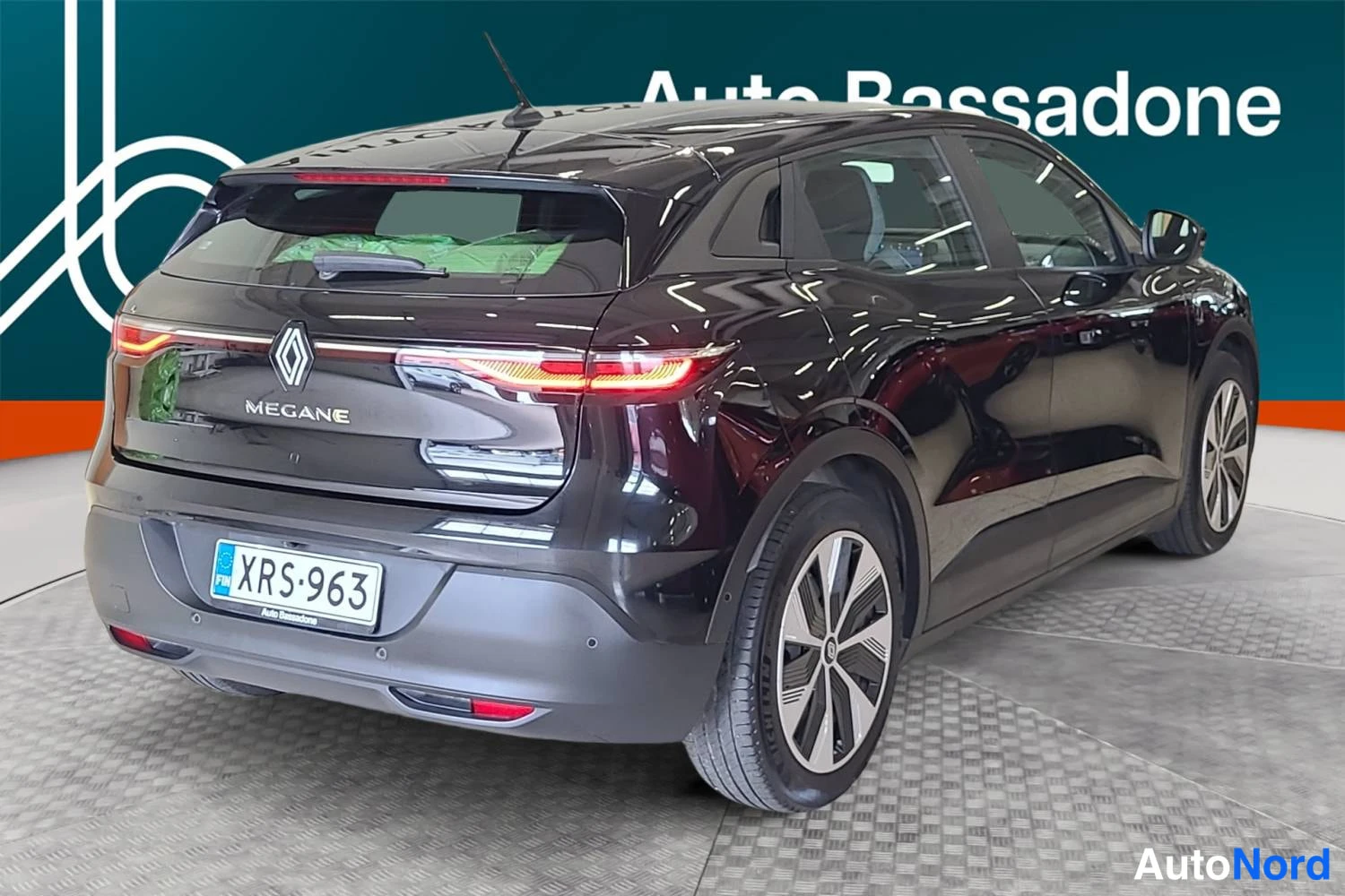 Musta Renault Megane E-Tech electric 2023, takaviisto, kuva 7