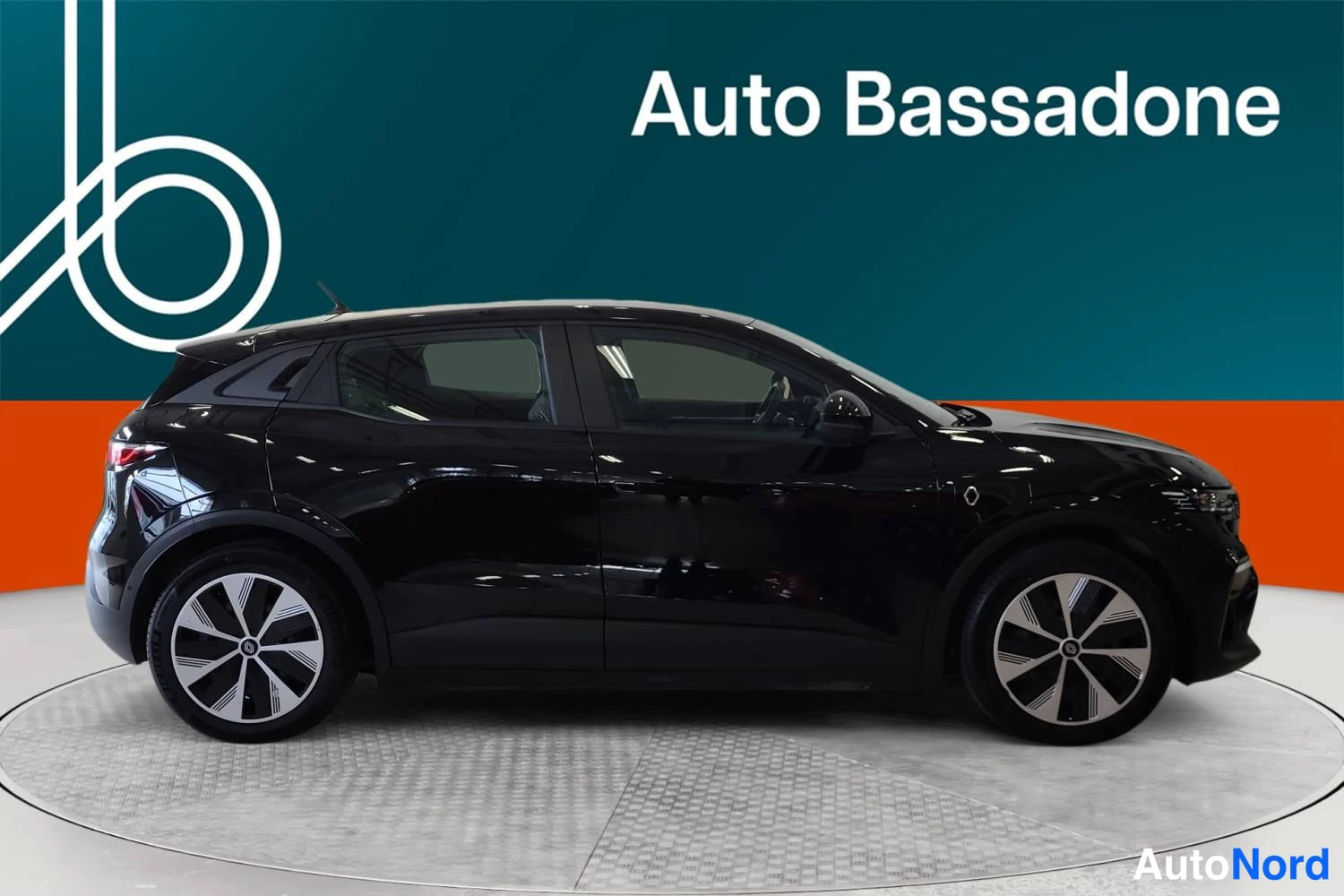 Musta Renault Megane E-Tech electric 2023, sivulta, kuva 5