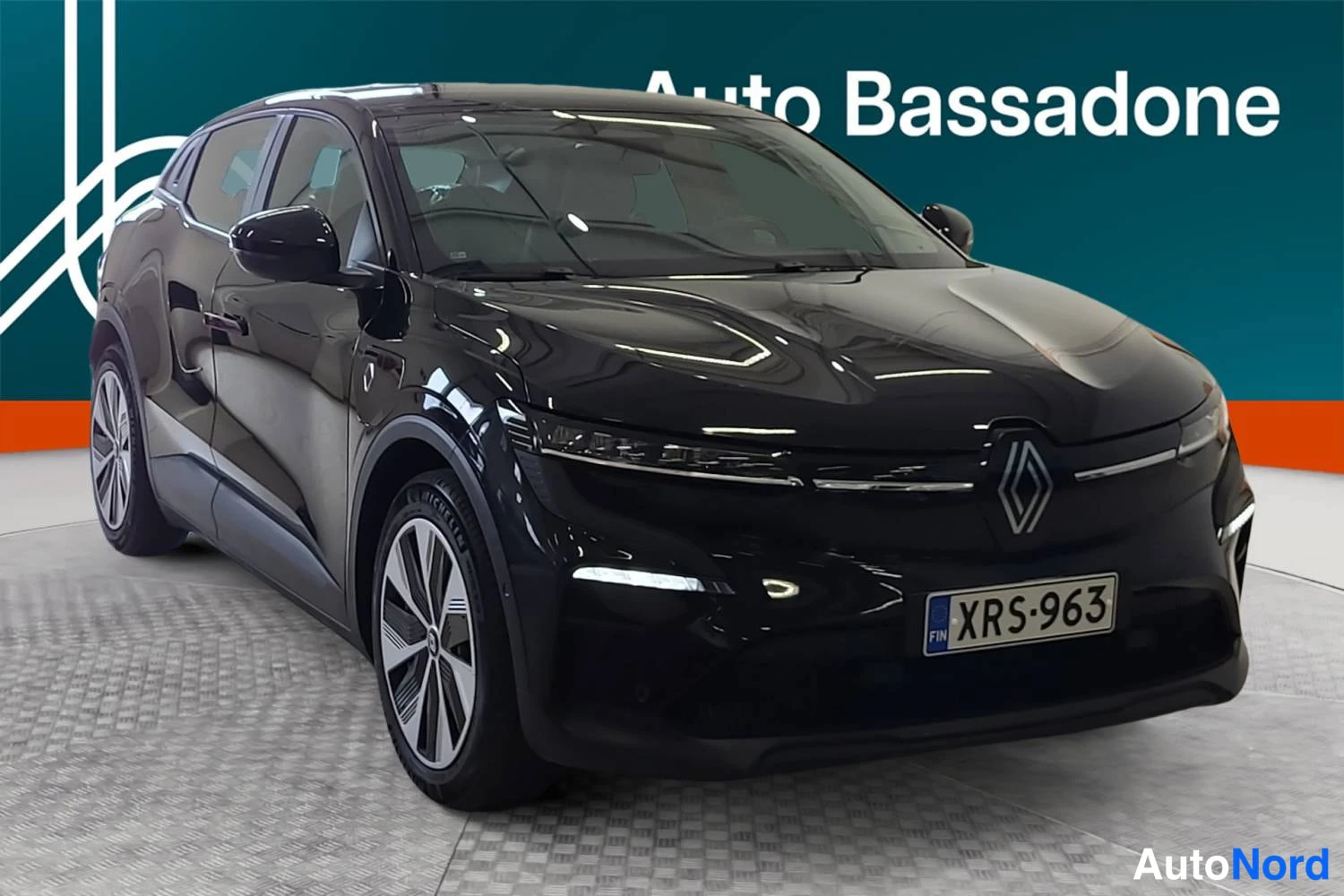 Musta Renault Megane E-Tech electric 2023, etuviisto, keula oikealle, kuva 2