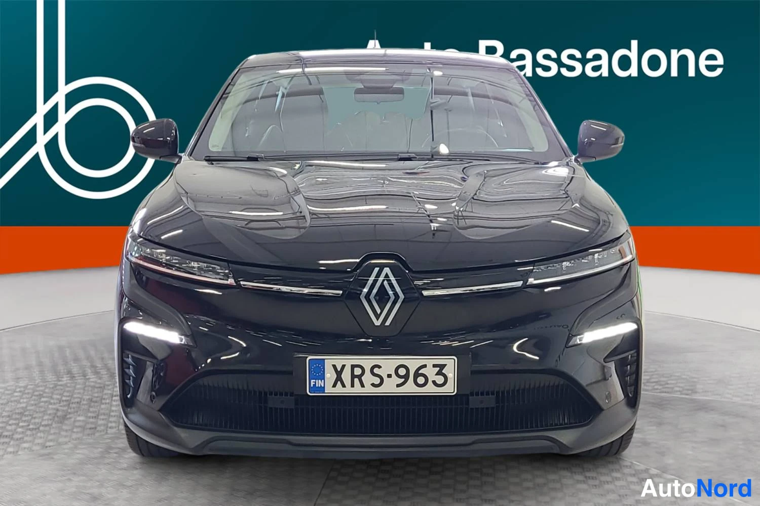Musta Renault Megane E-Tech electric 2023, edestä, kuva 3