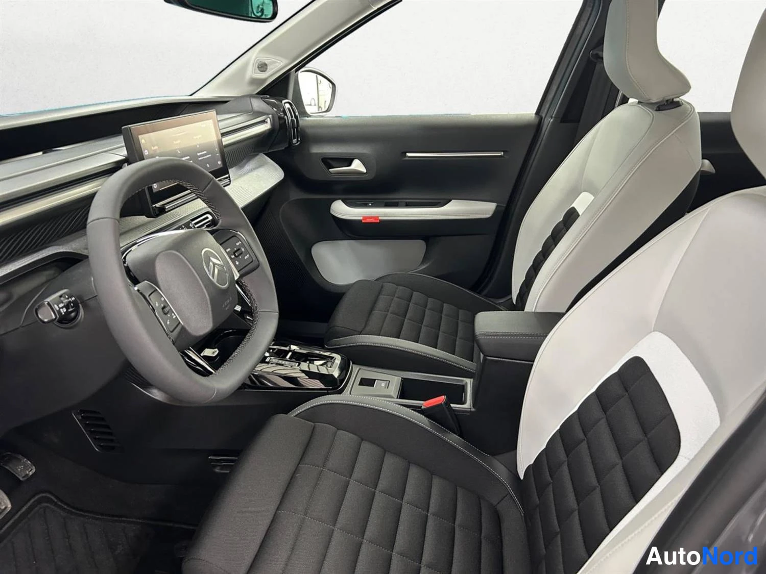 Harmaa Citroen C3 aircross 2025, etuistuimet, kuva 9