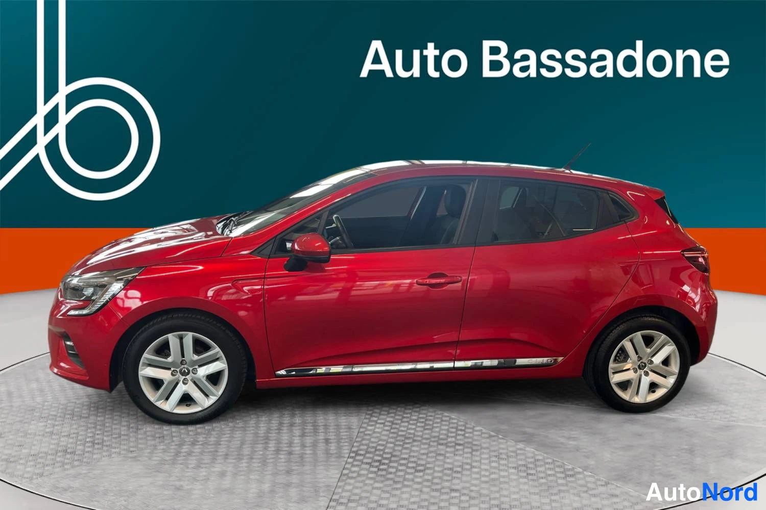 Punainen Renault Clio 2022, etuviisto, keula vasemmalle, kuva 2