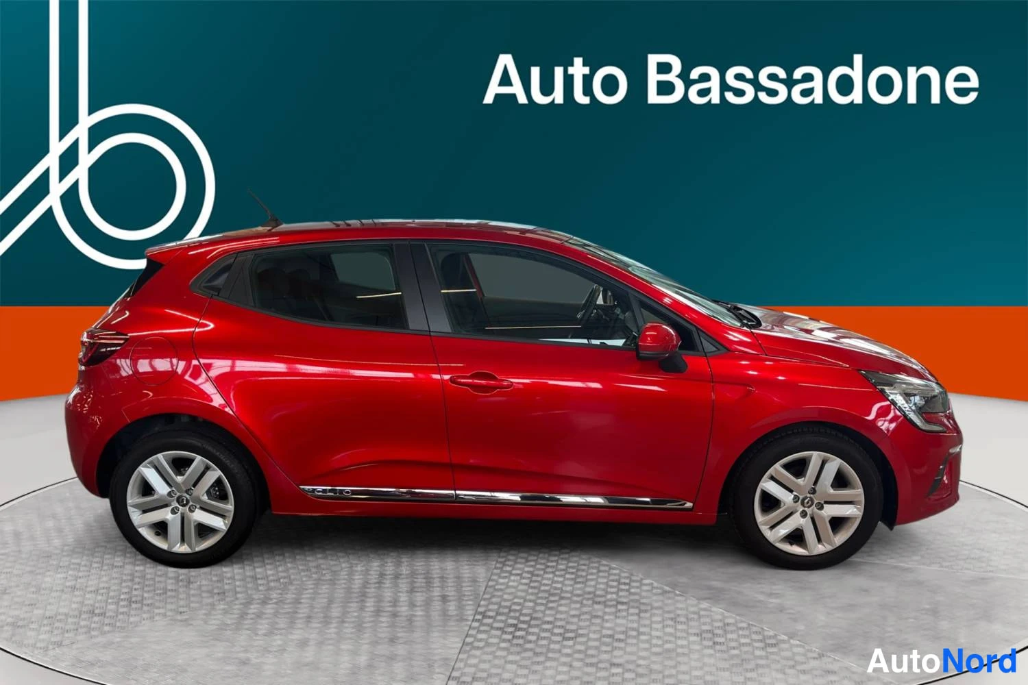 Punainen Renault Clio 2022, sivulta, kuva 5