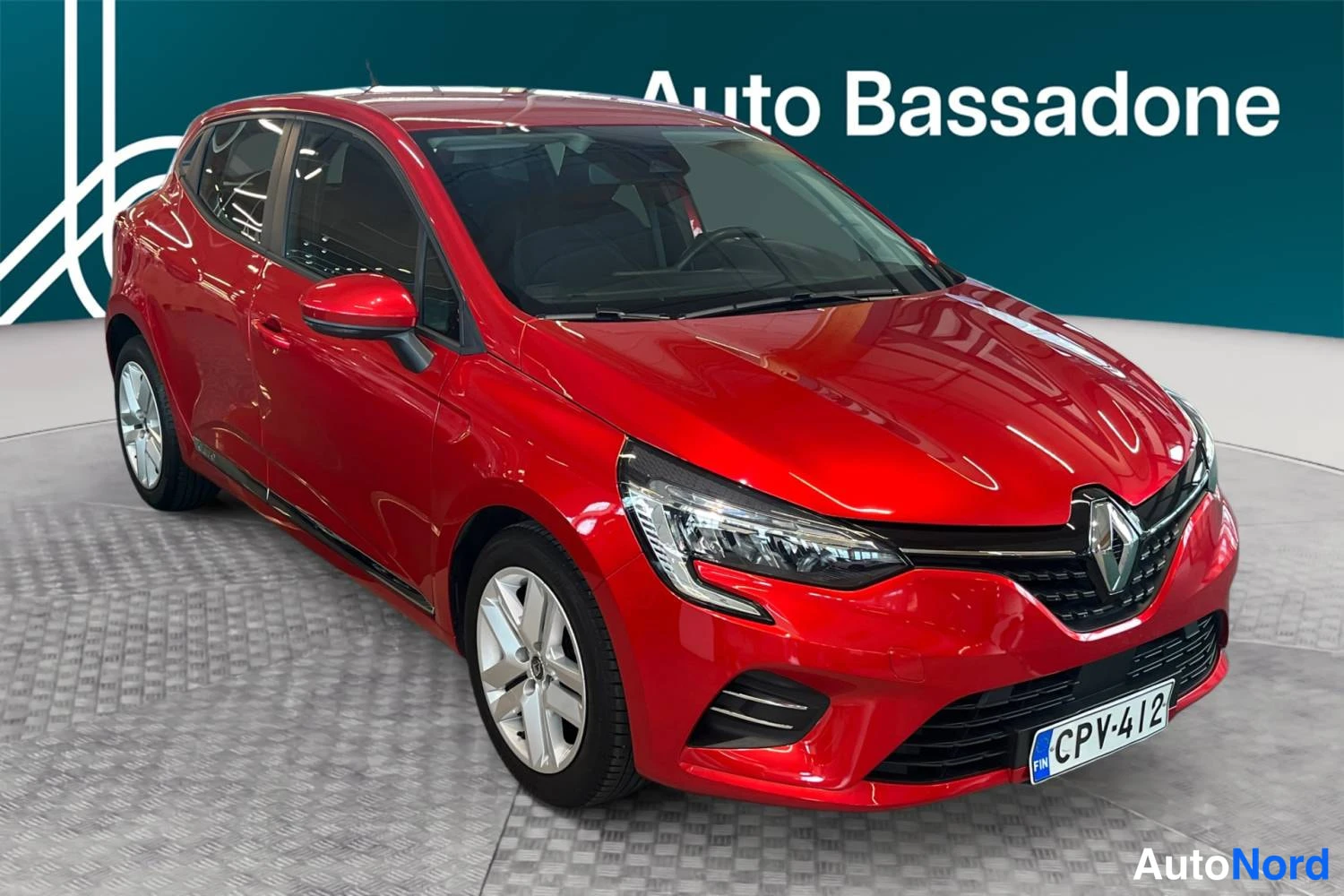 Punainen Renault Clio 2022, etuviisto, keula oikealle, kuva 3