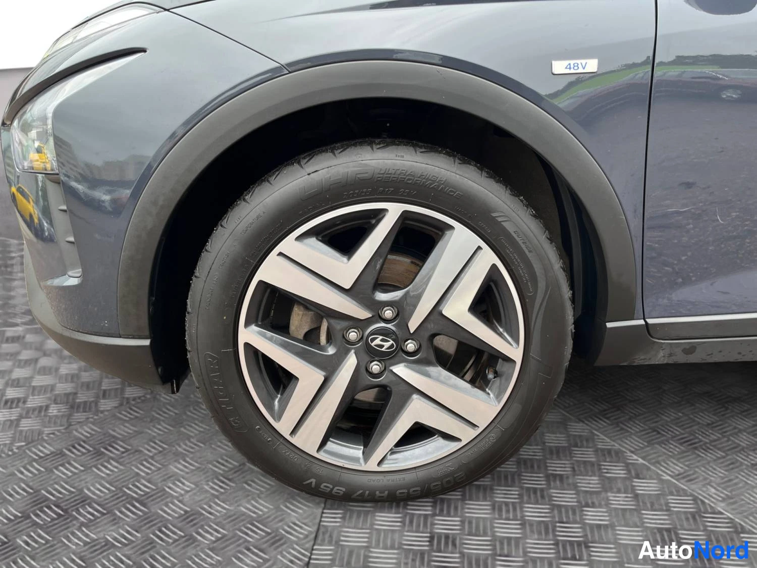 Harmaa Hyundai Bayon 2022, etuviisto, keula vasemmalle, kuva 2