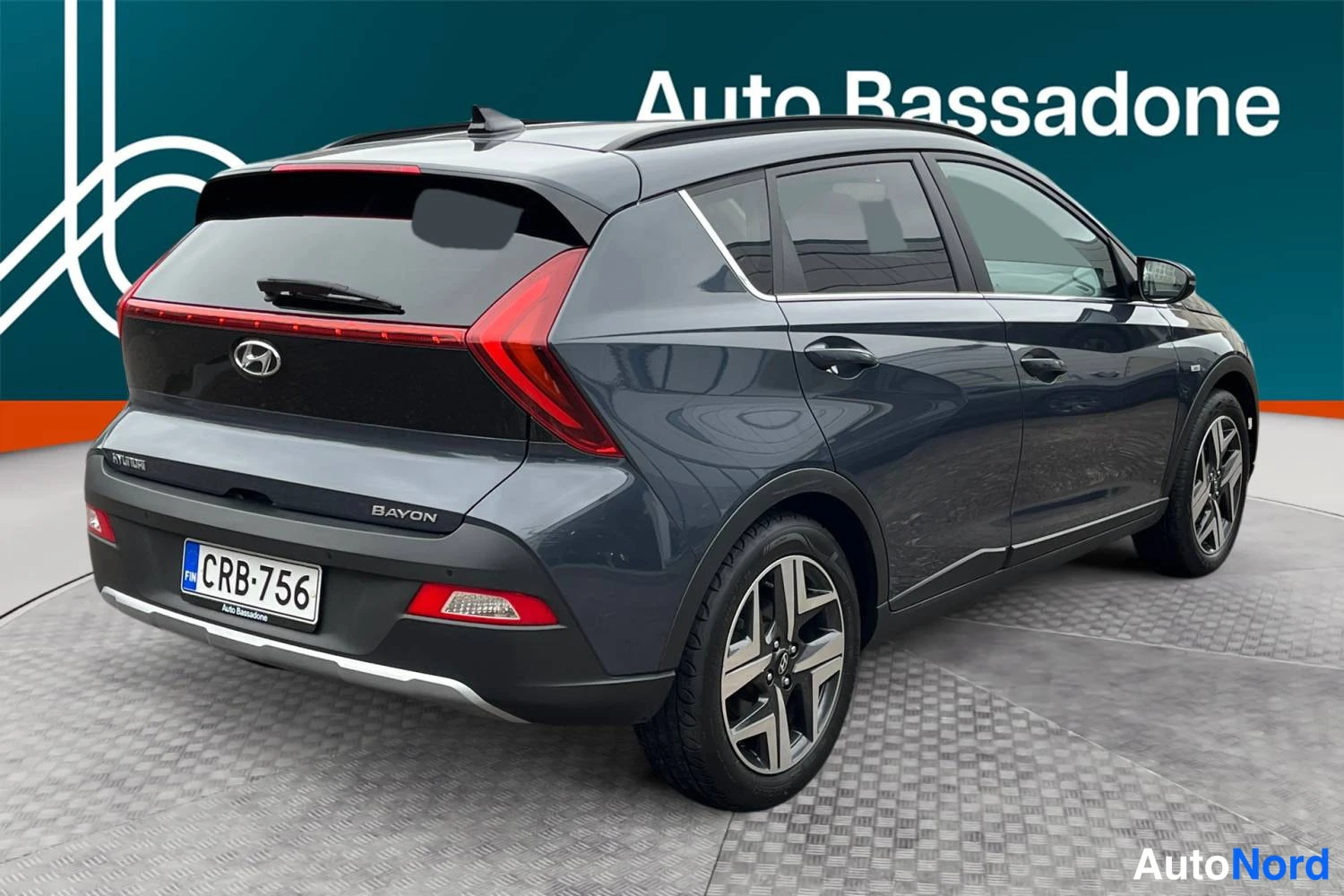 Harmaa Hyundai Bayon 2022, takaviisto, kuva 8